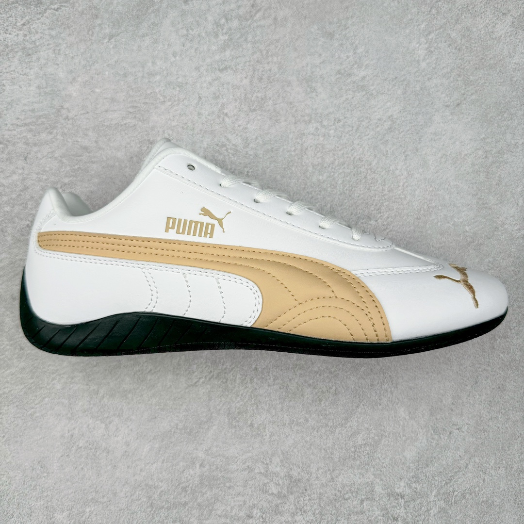 ＃特价福利 PUMA Speedca OG 彪马极速赛车系列低帮德训风拼接复古百搭休闲运动赛车鞋 鞋款从80、90年代赛车手所穿的防火赛车鞋为原型，鞋身线条模仿了赛车的流线廓形 体现了空气动力学原理的结构 简约流畅的外观 恰好又和贯穿其中的Formstrip Logo融合恰到好处 视觉上细节丰富且协调 本次Speedcat OG鞋款归来 最大看点自然式保留了窄版鞋型以及薄底构造 这两年各品牌鞋底越做越厚 Speedcat反其道而行之 上脚几乎无鞋底的效果带来耳目一新的视觉体验 鞋面依旧是以质感细腻的麂皮材质打造 并且大面积近乎全包裹的使用 复古味道也愈发浓烈 配色上更是将最原始的黑色和红色带回 向F1赛车队的标志性队服致敬 相信让各位一眼种草的更多是出挑的大红色 上脚即可瞬间点亮整体造型 在以球鞋为核心的OOTD中脱颖而出 而另一款黑色则是低调的万金油 彰显新潮个性的同时又不喧宾夺主 也是热爱简约系穿搭朋友的首选 尺码：36 37 37.5 38 38.5 39 40 40.5 41 42 42.5 43 44 44.5 45-选品中心