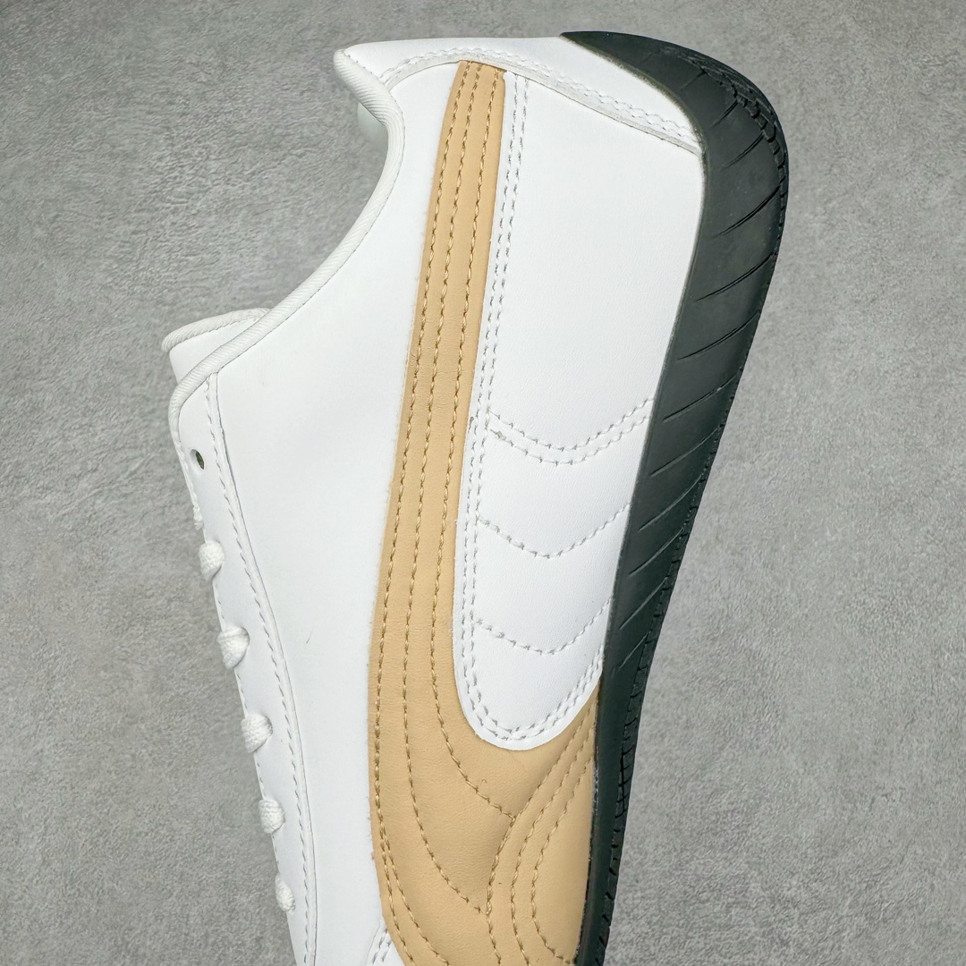 图片[7]-＃特价福利 PUMA Speedca OG 彪马极速赛车系列低帮德训风拼接复古百搭休闲运动赛车鞋 鞋款从80、90年代赛车手所穿的防火赛车鞋为原型，鞋身线条模仿了赛车的流线廓形 体现了空气动力学原理的结构 简约流畅的外观 恰好又和贯穿其中的Formstrip Logo融合恰到好处 视觉上细节丰富且协调 本次Speedcat OG鞋款归来 最大看点自然式保留了窄版鞋型以及薄底构造 这两年各品牌鞋底越做越厚 Speedcat反其道而行之 上脚几乎无鞋底的效果带来耳目一新的视觉体验 鞋面依旧是以质感细腻的麂皮材质打造 并且大面积近乎全包裹的使用 复古味道也愈发浓烈 配色上更是将最原始的黑色和红色带回 向F1赛车队的标志性队服致敬 相信让各位一眼种草的更多是出挑的大红色 上脚即可瞬间点亮整体造型 在以球鞋为核心的OOTD中脱颖而出 而另一款黑色则是低调的万金油 彰显新潮个性的同时又不喧宾夺主 也是热爱简约系穿搭朋友的首选 尺码：36 37 37.5 38 38.5 39 40 40.5 41 42 42.5 43 44 44.5 45-选品中心