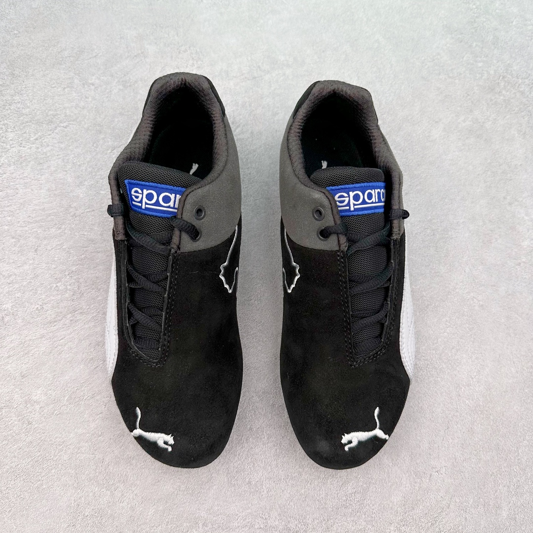 图片[2]-PUMA Speedca OG 彪马极速赛车系列低帮德训风拼接复古百搭休闲运动赛车鞋 鞋款从80、90年代赛车手所穿的防火赛车鞋为原型，鞋身线条模仿了赛车的流线廓形，体现了空气动力学原理的结构。简约流畅的外观，恰好又和贯穿其中的Formstrip Logo融合恰到好处，视觉上细节丰富且协调。本次Speedcat OG鞋款归来，最大看点自然式保留了窄版鞋型以及薄底构造。这两年各品牌鞋底越做越厚，Speedcat反其道而行之，上脚几乎无鞋底的效果带来耳目一新的视觉体验。鞋面依旧是以质感细腻的麂皮材质打造，并且大面积近乎全包裹的使用，复古味道也愈发浓烈。配色上更是将最原始的黑色和红色带回，向F1赛车队的标志性队服致敬。相信让各位一眼种草的更多是出挑的大红色，上脚即可瞬间点亮整体造型，在以球鞋为核心的OOTD中脱颖而出。而另一款黑色则是低调的万金油，彰显新潮个性的同时又不喧宾夺主，也是热爱简约系穿搭朋友的首选。 尺码：35.5 36 37 37.5 38 38.5 39 40 40.5 41 42 42.5 43 44 44.5 45-选品中心