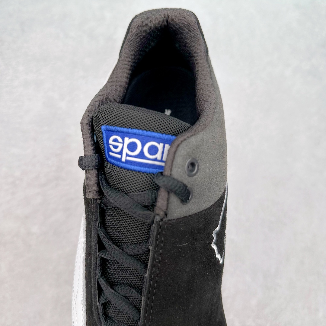 图片[5]-PUMA Speedca OG 彪马极速赛车系列低帮德训风拼接复古百搭休闲运动赛车鞋 鞋款从80、90年代赛车手所穿的防火赛车鞋为原型，鞋身线条模仿了赛车的流线廓形，体现了空气动力学原理的结构。简约流畅的外观，恰好又和贯穿其中的Formstrip Logo融合恰到好处，视觉上细节丰富且协调。本次Speedcat OG鞋款归来，最大看点自然式保留了窄版鞋型以及薄底构造。这两年各品牌鞋底越做越厚，Speedcat反其道而行之，上脚几乎无鞋底的效果带来耳目一新的视觉体验。鞋面依旧是以质感细腻的麂皮材质打造，并且大面积近乎全包裹的使用，复古味道也愈发浓烈。配色上更是将最原始的黑色和红色带回，向F1赛车队的标志性队服致敬。相信让各位一眼种草的更多是出挑的大红色，上脚即可瞬间点亮整体造型，在以球鞋为核心的OOTD中脱颖而出。而另一款黑色则是低调的万金油，彰显新潮个性的同时又不喧宾夺主，也是热爱简约系穿搭朋友的首选。 尺码：35.5 36 37 37.5 38 38.5 39 40 40.5 41 42 42.5 43 44 44.5 45-选品中心