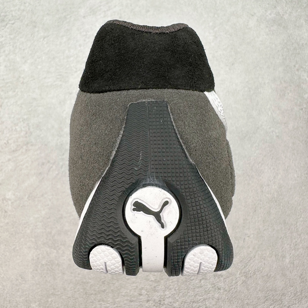 图片[8]-PUMA Speedca OG 彪马极速赛车系列低帮德训风拼接复古百搭休闲运动赛车鞋 鞋款从80、90年代赛车手所穿的防火赛车鞋为原型，鞋身线条模仿了赛车的流线廓形，体现了空气动力学原理的结构。简约流畅的外观，恰好又和贯穿其中的Formstrip Logo融合恰到好处，视觉上细节丰富且协调。本次Speedcat OG鞋款归来，最大看点自然式保留了窄版鞋型以及薄底构造。这两年各品牌鞋底越做越厚，Speedcat反其道而行之，上脚几乎无鞋底的效果带来耳目一新的视觉体验。鞋面依旧是以质感细腻的麂皮材质打造，并且大面积近乎全包裹的使用，复古味道也愈发浓烈。配色上更是将最原始的黑色和红色带回，向F1赛车队的标志性队服致敬。相信让各位一眼种草的更多是出挑的大红色，上脚即可瞬间点亮整体造型，在以球鞋为核心的OOTD中脱颖而出。而另一款黑色则是低调的万金油，彰显新潮个性的同时又不喧宾夺主，也是热爱简约系穿搭朋友的首选。 尺码：35.5 36 37 37.5 38 38.5 39 40 40.5 41 42 42.5 43 44 44.5 45-选品中心