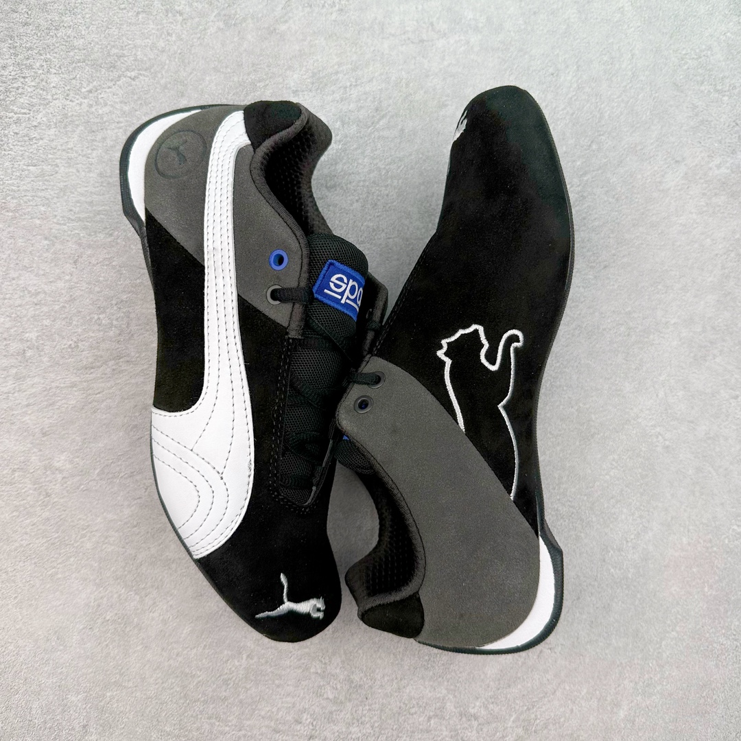 图片[3]-PUMA Speedca OG 彪马极速赛车系列低帮德训风拼接复古百搭休闲运动赛车鞋 鞋款从80、90年代赛车手所穿的防火赛车鞋为原型，鞋身线条模仿了赛车的流线廓形，体现了空气动力学原理的结构。简约流畅的外观，恰好又和贯穿其中的Formstrip Logo融合恰到好处，视觉上细节丰富且协调。本次Speedcat OG鞋款归来，最大看点自然式保留了窄版鞋型以及薄底构造。这两年各品牌鞋底越做越厚，Speedcat反其道而行之，上脚几乎无鞋底的效果带来耳目一新的视觉体验。鞋面依旧是以质感细腻的麂皮材质打造，并且大面积近乎全包裹的使用，复古味道也愈发浓烈。配色上更是将最原始的黑色和红色带回，向F1赛车队的标志性队服致敬。相信让各位一眼种草的更多是出挑的大红色，上脚即可瞬间点亮整体造型，在以球鞋为核心的OOTD中脱颖而出。而另一款黑色则是低调的万金油，彰显新潮个性的同时又不喧宾夺主，也是热爱简约系穿搭朋友的首选。 尺码：35.5 36 37 37.5 38 38.5 39 40 40.5 41 42 42.5 43 44 44.5 45-选品中心