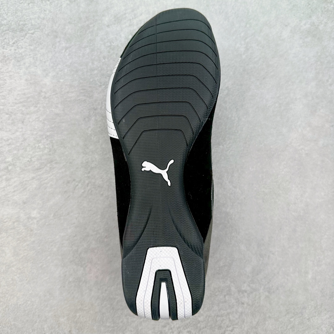 图片[9]-PUMA Speedca OG 彪马极速赛车系列低帮德训风拼接复古百搭休闲运动赛车鞋 鞋款从80、90年代赛车手所穿的防火赛车鞋为原型，鞋身线条模仿了赛车的流线廓形，体现了空气动力学原理的结构。简约流畅的外观，恰好又和贯穿其中的Formstrip Logo融合恰到好处，视觉上细节丰富且协调。本次Speedcat OG鞋款归来，最大看点自然式保留了窄版鞋型以及薄底构造。这两年各品牌鞋底越做越厚，Speedcat反其道而行之，上脚几乎无鞋底的效果带来耳目一新的视觉体验。鞋面依旧是以质感细腻的麂皮材质打造，并且大面积近乎全包裹的使用，复古味道也愈发浓烈。配色上更是将最原始的黑色和红色带回，向F1赛车队的标志性队服致敬。相信让各位一眼种草的更多是出挑的大红色，上脚即可瞬间点亮整体造型，在以球鞋为核心的OOTD中脱颖而出。而另一款黑色则是低调的万金油，彰显新潮个性的同时又不喧宾夺主，也是热爱简约系穿搭朋友的首选。 尺码：35.5 36 37 37.5 38 38.5 39 40 40.5 41 42 42.5 43 44 44.5 45-选品中心