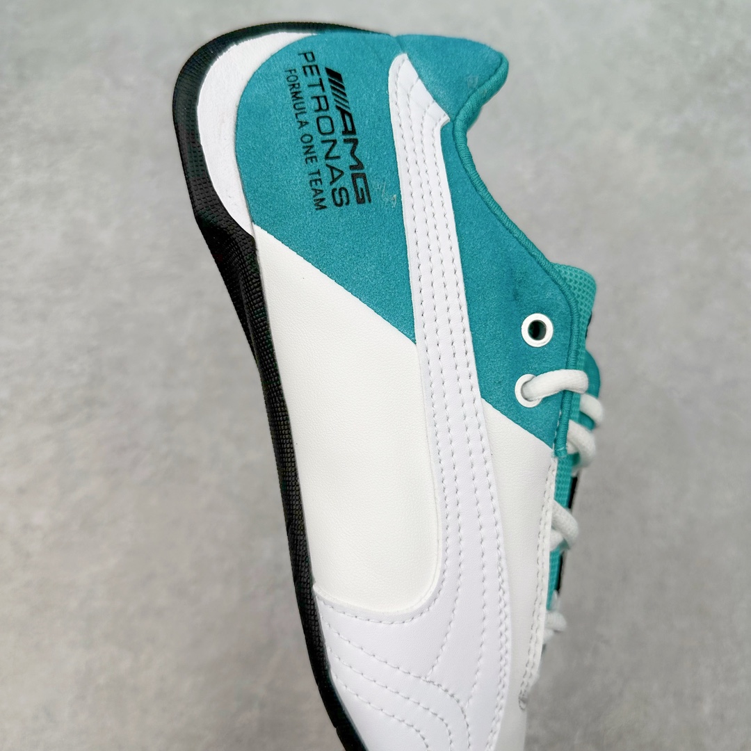 图片[6]-PUMA Speedca OG 彪马极速赛车系列低帮德训风拼接复古百搭休闲运动赛车鞋 鞋款从80、90年代赛车手所穿的防火赛车鞋为原型，鞋身线条模仿了赛车的流线廓形，体现了空气动力学原理的结构。简约流畅的外观，恰好又和贯穿其中的Formstrip Logo融合恰到好处，视觉上细节丰富且协调。本次Speedcat OG鞋款归来，最大看点自然式保留了窄版鞋型以及薄底构造。这两年各品牌鞋底越做越厚，Speedcat反其道而行之，上脚几乎无鞋底的效果带来耳目一新的视觉体验。鞋面依旧是以质感细腻的麂皮材质打造，并且大面积近乎全包裹的使用，复古味道也愈发浓烈。配色上更是将最原始的黑色和红色带回，向F1赛车队的标志性队服致敬。相信让各位一眼种草的更多是出挑的大红色，上脚即可瞬间点亮整体造型，在以球鞋为核心的OOTD中脱颖而出。而另一款黑色则是低调的万金油，彰显新潮个性的同时又不喧宾夺主，也是热爱简约系穿搭朋友的首选。 尺码：35.5 36 37 37.5 38 38.5 39 40 40.5 41 42 42.5 43 44 44.5 45-选品中心