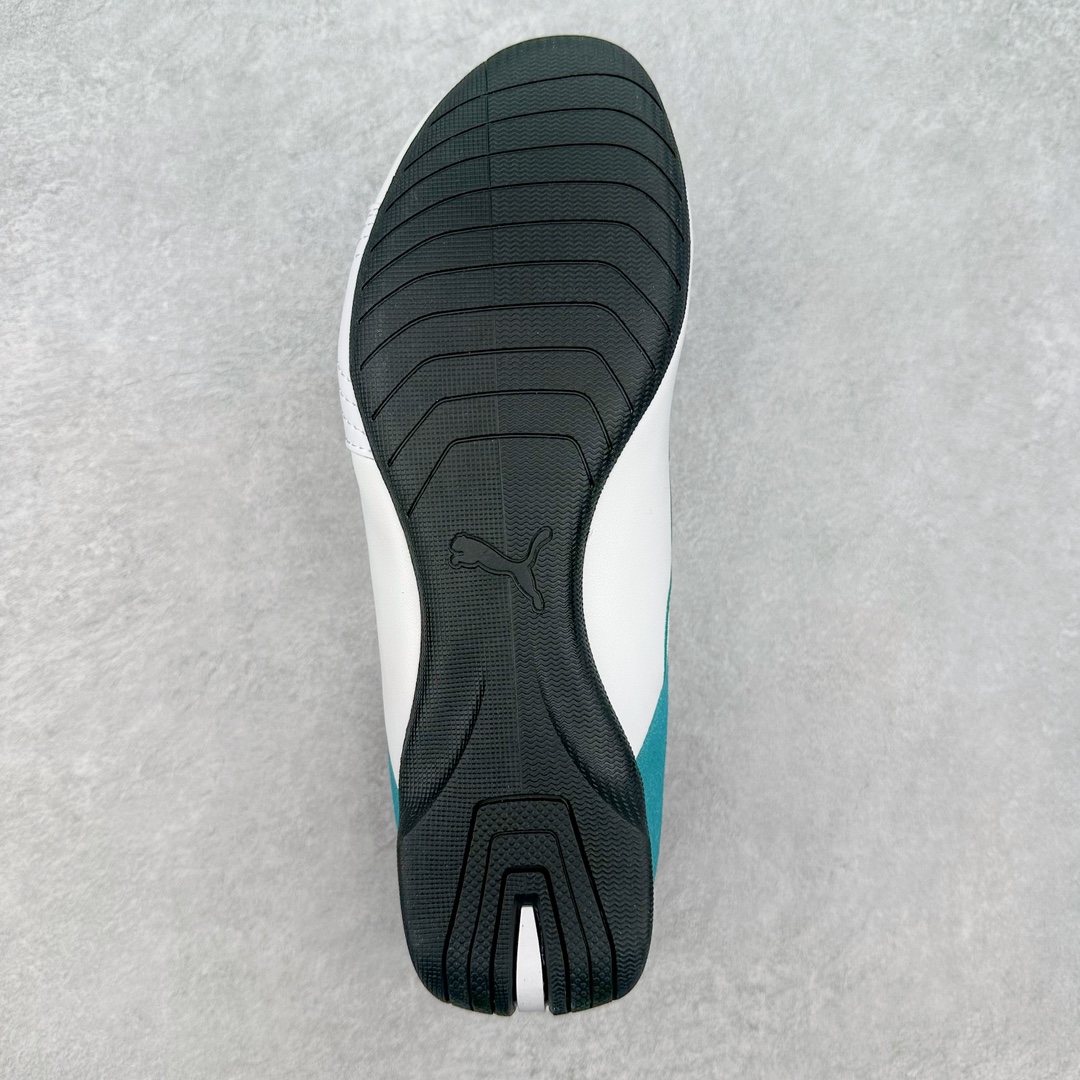 图片[9]-PUMA Speedca OG 彪马极速赛车系列低帮德训风拼接复古百搭休闲运动赛车鞋 鞋款从80、90年代赛车手所穿的防火赛车鞋为原型，鞋身线条模仿了赛车的流线廓形，体现了空气动力学原理的结构。简约流畅的外观，恰好又和贯穿其中的Formstrip Logo融合恰到好处，视觉上细节丰富且协调。本次Speedcat OG鞋款归来，最大看点自然式保留了窄版鞋型以及薄底构造。这两年各品牌鞋底越做越厚，Speedcat反其道而行之，上脚几乎无鞋底的效果带来耳目一新的视觉体验。鞋面依旧是以质感细腻的麂皮材质打造，并且大面积近乎全包裹的使用，复古味道也愈发浓烈。配色上更是将最原始的黑色和红色带回，向F1赛车队的标志性队服致敬。相信让各位一眼种草的更多是出挑的大红色，上脚即可瞬间点亮整体造型，在以球鞋为核心的OOTD中脱颖而出。而另一款黑色则是低调的万金油，彰显新潮个性的同时又不喧宾夺主，也是热爱简约系穿搭朋友的首选。 尺码：35.5 36 37 37.5 38 38.5 39 40 40.5 41 42 42.5 43 44 44.5 45-选品中心