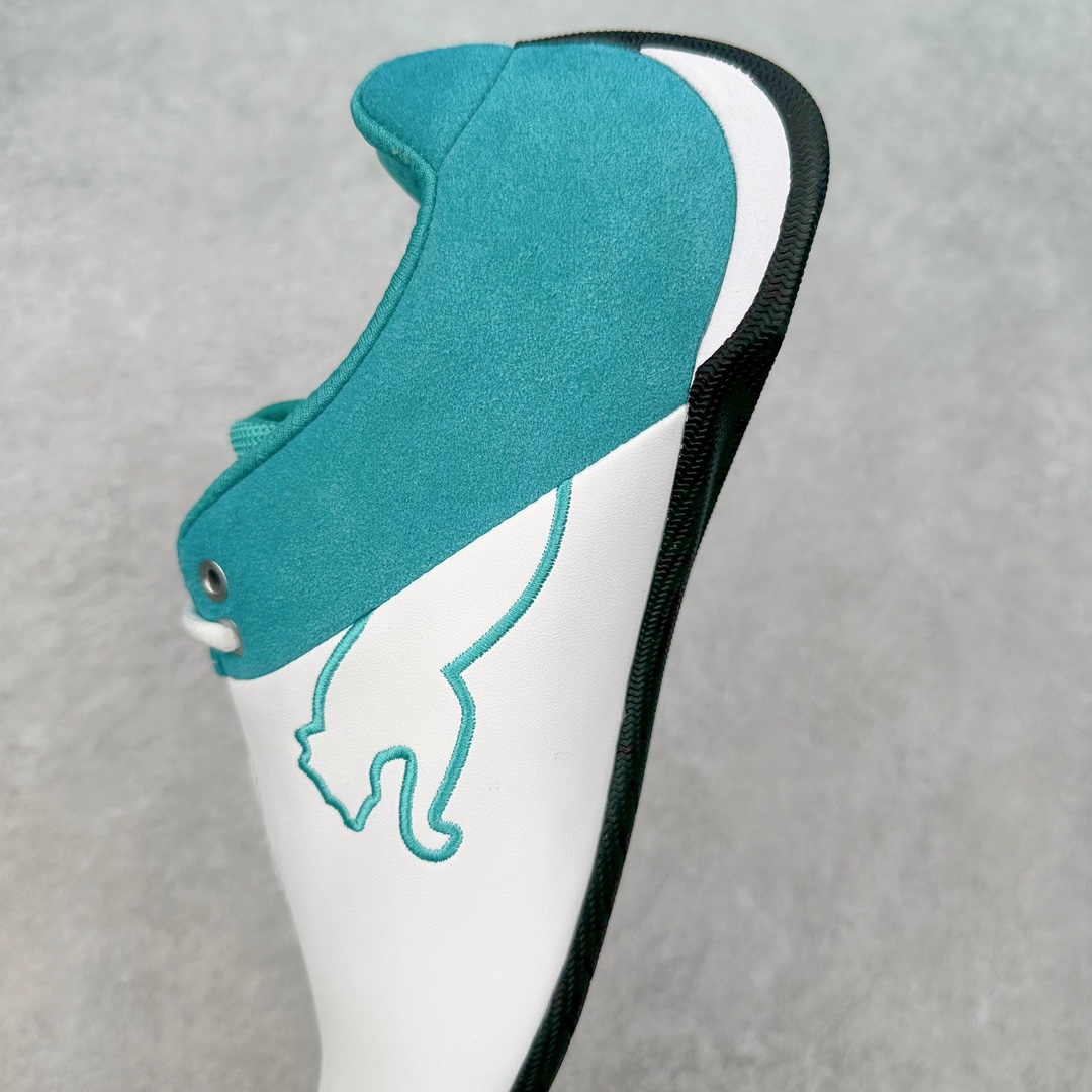 图片[7]-PUMA Speedca OG 彪马极速赛车系列低帮德训风拼接复古百搭休闲运动赛车鞋 鞋款从80、90年代赛车手所穿的防火赛车鞋为原型，鞋身线条模仿了赛车的流线廓形，体现了空气动力学原理的结构。简约流畅的外观，恰好又和贯穿其中的Formstrip Logo融合恰到好处，视觉上细节丰富且协调。本次Speedcat OG鞋款归来，最大看点自然式保留了窄版鞋型以及薄底构造。这两年各品牌鞋底越做越厚，Speedcat反其道而行之，上脚几乎无鞋底的效果带来耳目一新的视觉体验。鞋面依旧是以质感细腻的麂皮材质打造，并且大面积近乎全包裹的使用，复古味道也愈发浓烈。配色上更是将最原始的黑色和红色带回，向F1赛车队的标志性队服致敬。相信让各位一眼种草的更多是出挑的大红色，上脚即可瞬间点亮整体造型，在以球鞋为核心的OOTD中脱颖而出。而另一款黑色则是低调的万金油，彰显新潮个性的同时又不喧宾夺主，也是热爱简约系穿搭朋友的首选。 尺码：35.5 36 37 37.5 38 38.5 39 40 40.5 41 42 42.5 43 44 44.5 45-选品中心