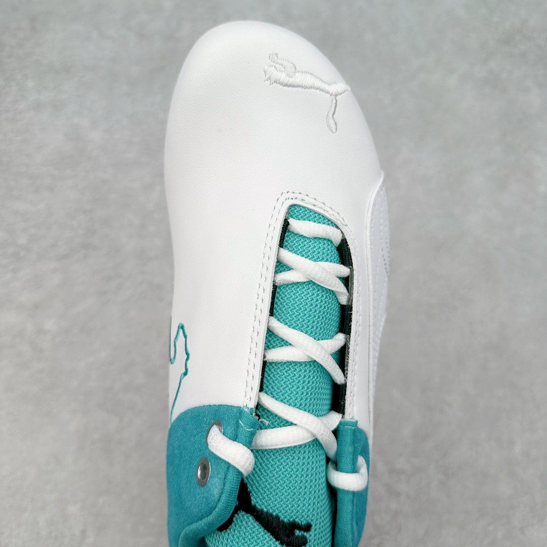 图片[4]-PUMA Speedca OG 彪马极速赛车系列低帮德训风拼接复古百搭休闲运动赛车鞋 鞋款从80、90年代赛车手所穿的防火赛车鞋为原型，鞋身线条模仿了赛车的流线廓形，体现了空气动力学原理的结构。简约流畅的外观，恰好又和贯穿其中的Formstrip Logo融合恰到好处，视觉上细节丰富且协调。本次Speedcat OG鞋款归来，最大看点自然式保留了窄版鞋型以及薄底构造。这两年各品牌鞋底越做越厚，Speedcat反其道而行之，上脚几乎无鞋底的效果带来耳目一新的视觉体验。鞋面依旧是以质感细腻的麂皮材质打造，并且大面积近乎全包裹的使用，复古味道也愈发浓烈。配色上更是将最原始的黑色和红色带回，向F1赛车队的标志性队服致敬。相信让各位一眼种草的更多是出挑的大红色，上脚即可瞬间点亮整体造型，在以球鞋为核心的OOTD中脱颖而出。而另一款黑色则是低调的万金油，彰显新潮个性的同时又不喧宾夺主，也是热爱简约系穿搭朋友的首选。 尺码：35.5 36 37 37.5 38 38.5 39 40 40.5 41 42 42.5 43 44 44.5 45-选品中心