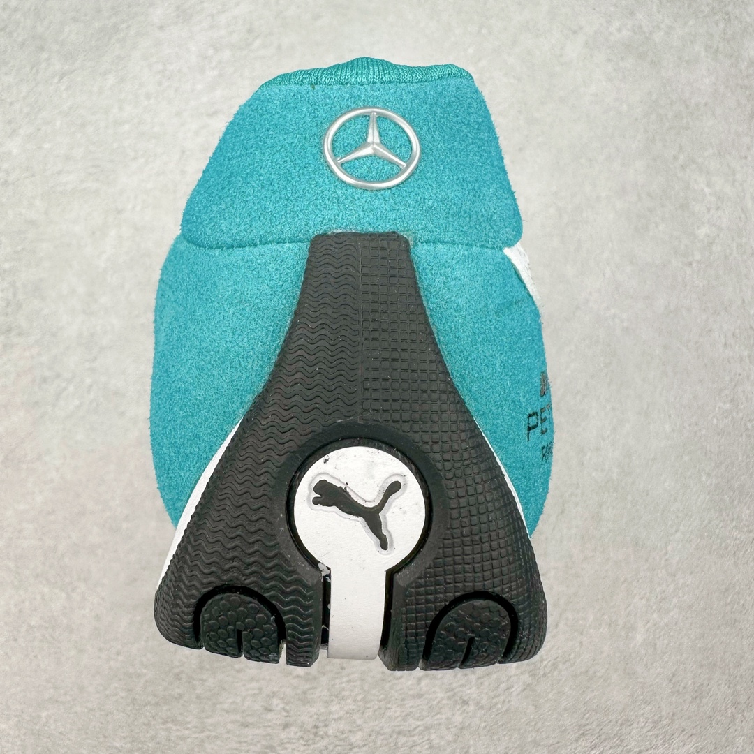 图片[8]-PUMA Speedca OG 彪马极速赛车系列低帮德训风拼接复古百搭休闲运动赛车鞋 鞋款从80、90年代赛车手所穿的防火赛车鞋为原型，鞋身线条模仿了赛车的流线廓形，体现了空气动力学原理的结构。简约流畅的外观，恰好又和贯穿其中的Formstrip Logo融合恰到好处，视觉上细节丰富且协调。本次Speedcat OG鞋款归来，最大看点自然式保留了窄版鞋型以及薄底构造。这两年各品牌鞋底越做越厚，Speedcat反其道而行之，上脚几乎无鞋底的效果带来耳目一新的视觉体验。鞋面依旧是以质感细腻的麂皮材质打造，并且大面积近乎全包裹的使用，复古味道也愈发浓烈。配色上更是将最原始的黑色和红色带回，向F1赛车队的标志性队服致敬。相信让各位一眼种草的更多是出挑的大红色，上脚即可瞬间点亮整体造型，在以球鞋为核心的OOTD中脱颖而出。而另一款黑色则是低调的万金油，彰显新潮个性的同时又不喧宾夺主，也是热爱简约系穿搭朋友的首选。 尺码：35.5 36 37 37.5 38 38.5 39 40 40.5 41 42 42.5 43 44 44.5 45-选品中心