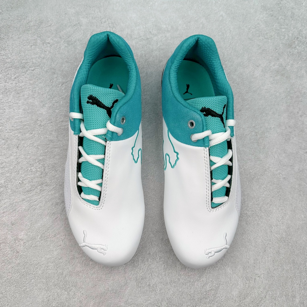 图片[2]-PUMA Speedca OG 彪马极速赛车系列低帮德训风拼接复古百搭休闲运动赛车鞋 鞋款从80、90年代赛车手所穿的防火赛车鞋为原型，鞋身线条模仿了赛车的流线廓形，体现了空气动力学原理的结构。简约流畅的外观，恰好又和贯穿其中的Formstrip Logo融合恰到好处，视觉上细节丰富且协调。本次Speedcat OG鞋款归来，最大看点自然式保留了窄版鞋型以及薄底构造。这两年各品牌鞋底越做越厚，Speedcat反其道而行之，上脚几乎无鞋底的效果带来耳目一新的视觉体验。鞋面依旧是以质感细腻的麂皮材质打造，并且大面积近乎全包裹的使用，复古味道也愈发浓烈。配色上更是将最原始的黑色和红色带回，向F1赛车队的标志性队服致敬。相信让各位一眼种草的更多是出挑的大红色，上脚即可瞬间点亮整体造型，在以球鞋为核心的OOTD中脱颖而出。而另一款黑色则是低调的万金油，彰显新潮个性的同时又不喧宾夺主，也是热爱简约系穿搭朋友的首选。 尺码：35.5 36 37 37.5 38 38.5 39 40 40.5 41 42 42.5 43 44 44.5 45-选品中心