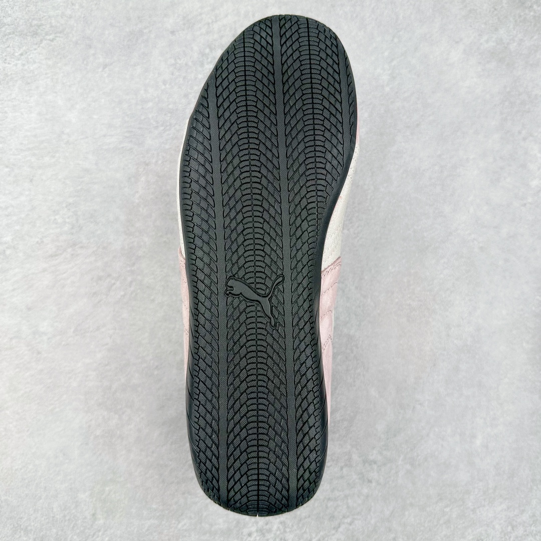 图片[9]-＃TG特价福利 PUMA Speedca OG 彪马极速赛车系列低帮德训风拼接复古百搭休闲运动赛车鞋 鞋款从80、90年代赛车手所穿的防火赛车鞋为原型，鞋身线条模仿了赛车的流线廓形，体现了空气动力学原理的结构。简约流畅的外观，恰好又和贯穿其中的Formstrip Logo融合恰到好处，视觉上细节丰富且协调。本次Speedcat OG鞋款归来，最大看点自然式保留了窄版鞋型以及薄底构造。这两年各品牌鞋底越做越厚，Speedcat反其道而行之，上脚几乎无鞋底的效果带来耳目一新的视觉体验。鞋面依旧是以质感细腻的麂皮材质打造，并且大面积近乎全包裹的使用，复古味道也愈发浓烈。配色上更是将最原始的黑色和红色带回，向F1赛车队的标志性队服致敬。相信让各位一眼种草的更多是出挑的大红色，上脚即可瞬间点亮整体造型，在以球鞋为核心的OOTD中脱颖而出。而另一款黑色则是低调的万金油，彰显新潮个性的同时又不喧宾夺主，也是热爱简约系穿搭朋友的首选。 尺码：35.5 36 37 37.5 38 38.5 39 40 40.5 41 42 42.5 43 44 44.5 45-选品中心