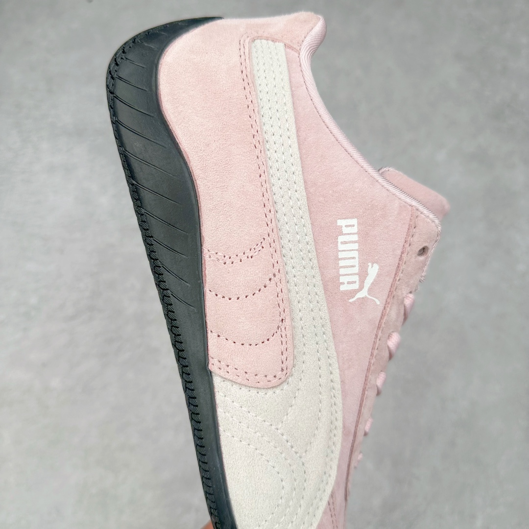 图片[6]-＃TG特价福利 PUMA Speedca OG 彪马极速赛车系列低帮德训风拼接复古百搭休闲运动赛车鞋 鞋款从80、90年代赛车手所穿的防火赛车鞋为原型，鞋身线条模仿了赛车的流线廓形，体现了空气动力学原理的结构。简约流畅的外观，恰好又和贯穿其中的Formstrip Logo融合恰到好处，视觉上细节丰富且协调。本次Speedcat OG鞋款归来，最大看点自然式保留了窄版鞋型以及薄底构造。这两年各品牌鞋底越做越厚，Speedcat反其道而行之，上脚几乎无鞋底的效果带来耳目一新的视觉体验。鞋面依旧是以质感细腻的麂皮材质打造，并且大面积近乎全包裹的使用，复古味道也愈发浓烈。配色上更是将最原始的黑色和红色带回，向F1赛车队的标志性队服致敬。相信让各位一眼种草的更多是出挑的大红色，上脚即可瞬间点亮整体造型，在以球鞋为核心的OOTD中脱颖而出。而另一款黑色则是低调的万金油，彰显新潮个性的同时又不喧宾夺主，也是热爱简约系穿搭朋友的首选。 尺码：35.5 36 37 37.5 38 38.5 39 40 40.5 41 42 42.5 43 44 44.5 45-选品中心