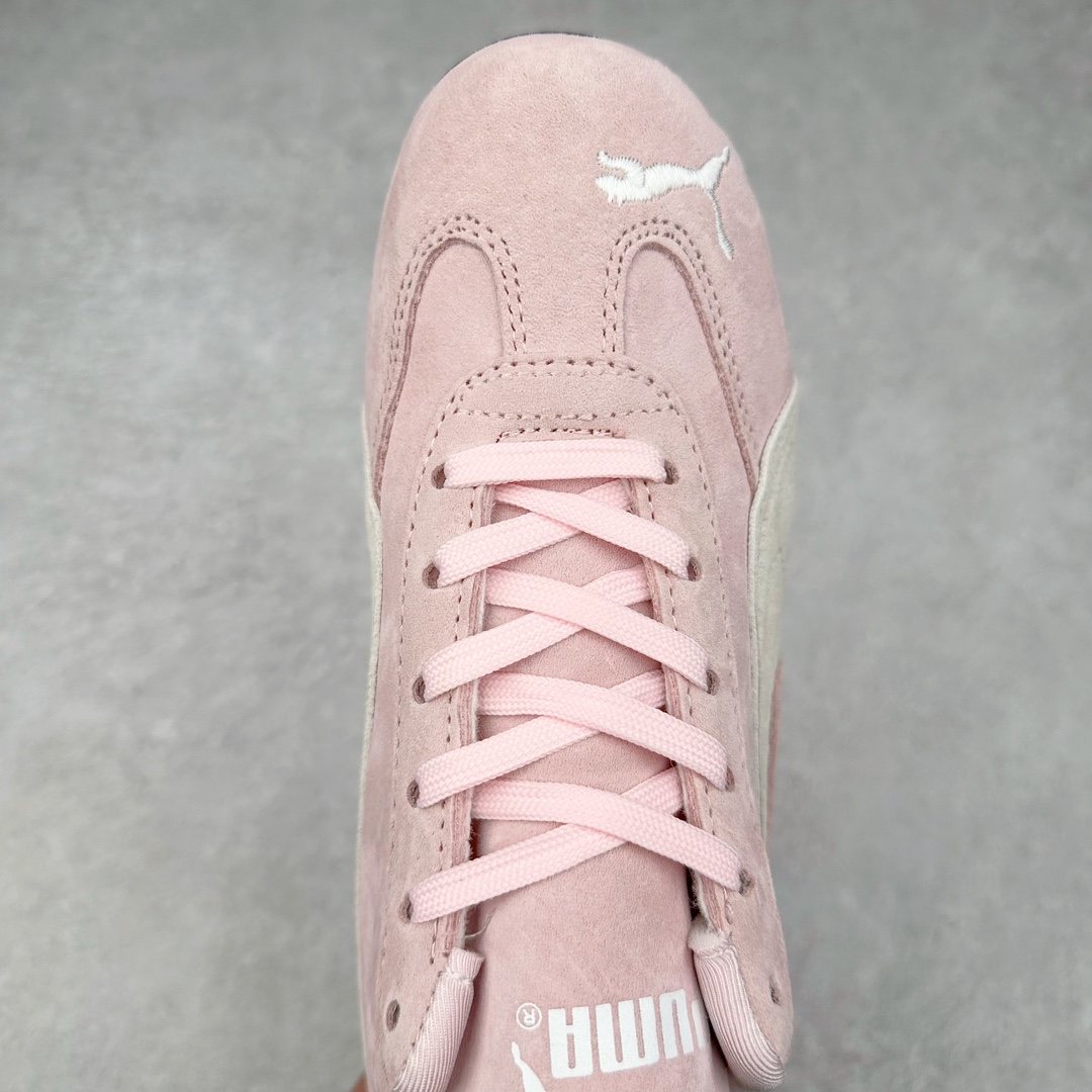 图片[4]-＃TG特价福利 PUMA Speedca OG 彪马极速赛车系列低帮德训风拼接复古百搭休闲运动赛车鞋 鞋款从80、90年代赛车手所穿的防火赛车鞋为原型，鞋身线条模仿了赛车的流线廓形，体现了空气动力学原理的结构。简约流畅的外观，恰好又和贯穿其中的Formstrip Logo融合恰到好处，视觉上细节丰富且协调。本次Speedcat OG鞋款归来，最大看点自然式保留了窄版鞋型以及薄底构造。这两年各品牌鞋底越做越厚，Speedcat反其道而行之，上脚几乎无鞋底的效果带来耳目一新的视觉体验。鞋面依旧是以质感细腻的麂皮材质打造，并且大面积近乎全包裹的使用，复古味道也愈发浓烈。配色上更是将最原始的黑色和红色带回，向F1赛车队的标志性队服致敬。相信让各位一眼种草的更多是出挑的大红色，上脚即可瞬间点亮整体造型，在以球鞋为核心的OOTD中脱颖而出。而另一款黑色则是低调的万金油，彰显新潮个性的同时又不喧宾夺主，也是热爱简约系穿搭朋友的首选。 尺码：35.5 36 37 37.5 38 38.5 39 40 40.5 41 42 42.5 43 44 44.5 45-选品中心