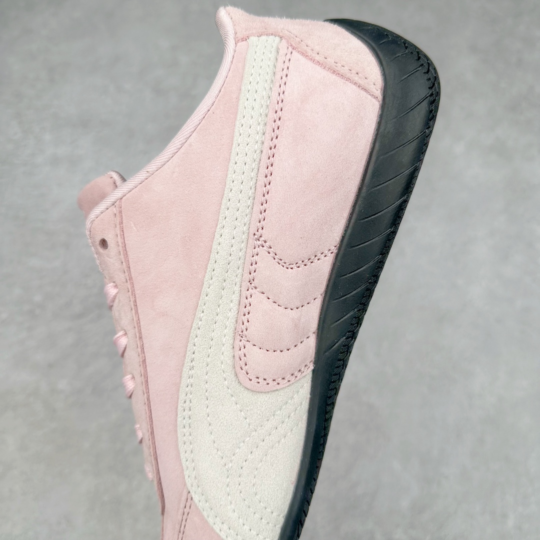 图片[7]-＃TG特价福利 PUMA Speedca OG 彪马极速赛车系列低帮德训风拼接复古百搭休闲运动赛车鞋 鞋款从80、90年代赛车手所穿的防火赛车鞋为原型，鞋身线条模仿了赛车的流线廓形，体现了空气动力学原理的结构。简约流畅的外观，恰好又和贯穿其中的Formstrip Logo融合恰到好处，视觉上细节丰富且协调。本次Speedcat OG鞋款归来，最大看点自然式保留了窄版鞋型以及薄底构造。这两年各品牌鞋底越做越厚，Speedcat反其道而行之，上脚几乎无鞋底的效果带来耳目一新的视觉体验。鞋面依旧是以质感细腻的麂皮材质打造，并且大面积近乎全包裹的使用，复古味道也愈发浓烈。配色上更是将最原始的黑色和红色带回，向F1赛车队的标志性队服致敬。相信让各位一眼种草的更多是出挑的大红色，上脚即可瞬间点亮整体造型，在以球鞋为核心的OOTD中脱颖而出。而另一款黑色则是低调的万金油，彰显新潮个性的同时又不喧宾夺主，也是热爱简约系穿搭朋友的首选。 尺码：35.5 36 37 37.5 38 38.5 39 40 40.5 41 42 42.5 43 44 44.5 45-选品中心