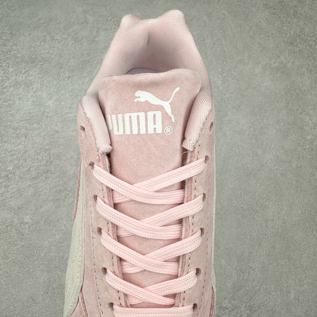 图片[5]-＃TG特价福利 PUMA Speedca OG 彪马极速赛车系列低帮德训风拼接复古百搭休闲运动赛车鞋 鞋款从80、90年代赛车手所穿的防火赛车鞋为原型，鞋身线条模仿了赛车的流线廓形，体现了空气动力学原理的结构。简约流畅的外观，恰好又和贯穿其中的Formstrip Logo融合恰到好处，视觉上细节丰富且协调。本次Speedcat OG鞋款归来，最大看点自然式保留了窄版鞋型以及薄底构造。这两年各品牌鞋底越做越厚，Speedcat反其道而行之，上脚几乎无鞋底的效果带来耳目一新的视觉体验。鞋面依旧是以质感细腻的麂皮材质打造，并且大面积近乎全包裹的使用，复古味道也愈发浓烈。配色上更是将最原始的黑色和红色带回，向F1赛车队的标志性队服致敬。相信让各位一眼种草的更多是出挑的大红色，上脚即可瞬间点亮整体造型，在以球鞋为核心的OOTD中脱颖而出。而另一款黑色则是低调的万金油，彰显新潮个性的同时又不喧宾夺主，也是热爱简约系穿搭朋友的首选。 尺码：35.5 36 37 37.5 38 38.5 39 40 40.5 41 42 42.5 43 44 44.5 45-选品中心