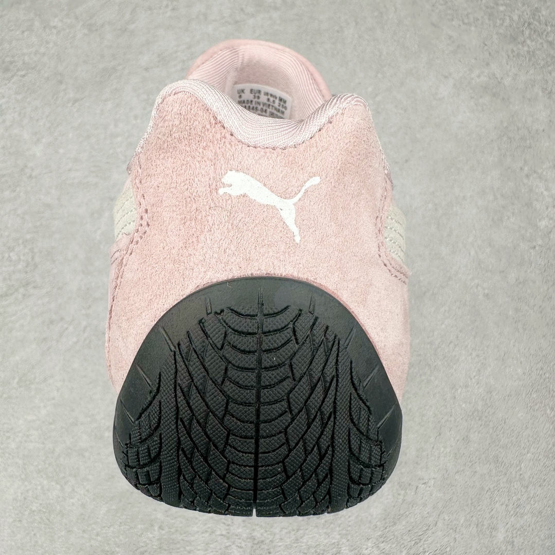 图片[8]-＃TG特价福利 PUMA Speedca OG 彪马极速赛车系列低帮德训风拼接复古百搭休闲运动赛车鞋 鞋款从80、90年代赛车手所穿的防火赛车鞋为原型，鞋身线条模仿了赛车的流线廓形，体现了空气动力学原理的结构。简约流畅的外观，恰好又和贯穿其中的Formstrip Logo融合恰到好处，视觉上细节丰富且协调。本次Speedcat OG鞋款归来，最大看点自然式保留了窄版鞋型以及薄底构造。这两年各品牌鞋底越做越厚，Speedcat反其道而行之，上脚几乎无鞋底的效果带来耳目一新的视觉体验。鞋面依旧是以质感细腻的麂皮材质打造，并且大面积近乎全包裹的使用，复古味道也愈发浓烈。配色上更是将最原始的黑色和红色带回，向F1赛车队的标志性队服致敬。相信让各位一眼种草的更多是出挑的大红色，上脚即可瞬间点亮整体造型，在以球鞋为核心的OOTD中脱颖而出。而另一款黑色则是低调的万金油，彰显新潮个性的同时又不喧宾夺主，也是热爱简约系穿搭朋友的首选。 尺码：35.5 36 37 37.5 38 38.5 39 40 40.5 41 42 42.5 43 44 44.5 45-选品中心