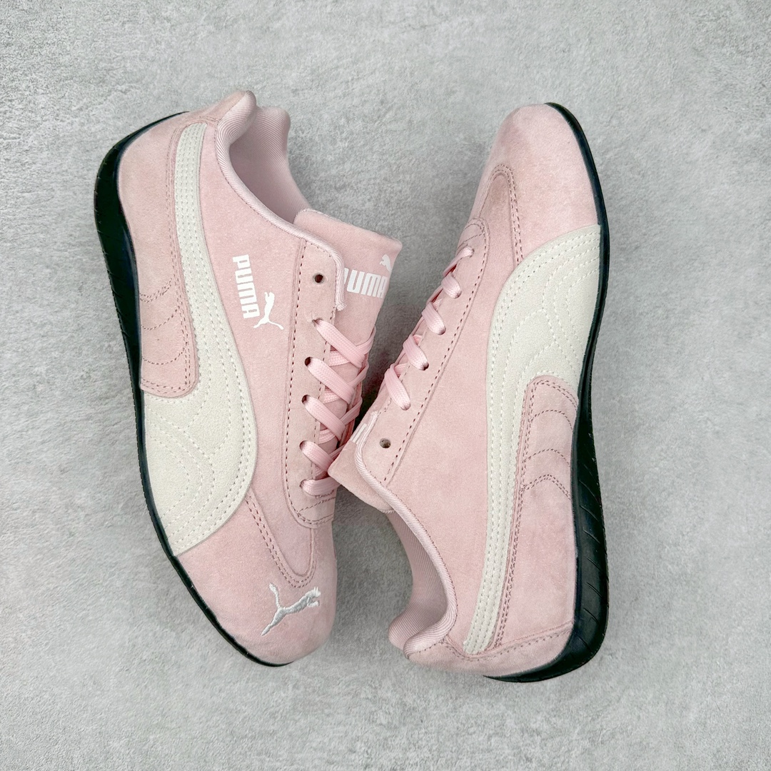 图片[3]-＃TG特价福利 PUMA Speedca OG 彪马极速赛车系列低帮德训风拼接复古百搭休闲运动赛车鞋 鞋款从80、90年代赛车手所穿的防火赛车鞋为原型，鞋身线条模仿了赛车的流线廓形，体现了空气动力学原理的结构。简约流畅的外观，恰好又和贯穿其中的Formstrip Logo融合恰到好处，视觉上细节丰富且协调。本次Speedcat OG鞋款归来，最大看点自然式保留了窄版鞋型以及薄底构造。这两年各品牌鞋底越做越厚，Speedcat反其道而行之，上脚几乎无鞋底的效果带来耳目一新的视觉体验。鞋面依旧是以质感细腻的麂皮材质打造，并且大面积近乎全包裹的使用，复古味道也愈发浓烈。配色上更是将最原始的黑色和红色带回，向F1赛车队的标志性队服致敬。相信让各位一眼种草的更多是出挑的大红色，上脚即可瞬间点亮整体造型，在以球鞋为核心的OOTD中脱颖而出。而另一款黑色则是低调的万金油，彰显新潮个性的同时又不喧宾夺主，也是热爱简约系穿搭朋友的首选。 尺码：35.5 36 37 37.5 38 38.5 39 40 40.5 41 42 42.5 43 44 44.5 45-选品中心