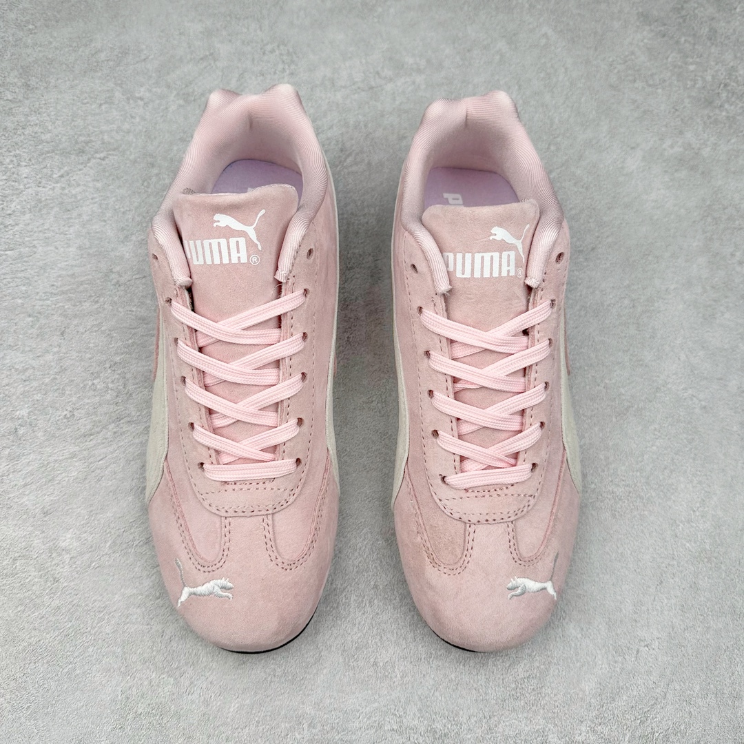 图片[2]-＃TG特价福利 PUMA Speedca OG 彪马极速赛车系列低帮德训风拼接复古百搭休闲运动赛车鞋 鞋款从80、90年代赛车手所穿的防火赛车鞋为原型，鞋身线条模仿了赛车的流线廓形，体现了空气动力学原理的结构。简约流畅的外观，恰好又和贯穿其中的Formstrip Logo融合恰到好处，视觉上细节丰富且协调。本次Speedcat OG鞋款归来，最大看点自然式保留了窄版鞋型以及薄底构造。这两年各品牌鞋底越做越厚，Speedcat反其道而行之，上脚几乎无鞋底的效果带来耳目一新的视觉体验。鞋面依旧是以质感细腻的麂皮材质打造，并且大面积近乎全包裹的使用，复古味道也愈发浓烈。配色上更是将最原始的黑色和红色带回，向F1赛车队的标志性队服致敬。相信让各位一眼种草的更多是出挑的大红色，上脚即可瞬间点亮整体造型，在以球鞋为核心的OOTD中脱颖而出。而另一款黑色则是低调的万金油，彰显新潮个性的同时又不喧宾夺主，也是热爱简约系穿搭朋友的首选。 尺码：35.5 36 37 37.5 38 38.5 39 40 40.5 41 42 42.5 43 44 44.5 45-选品中心