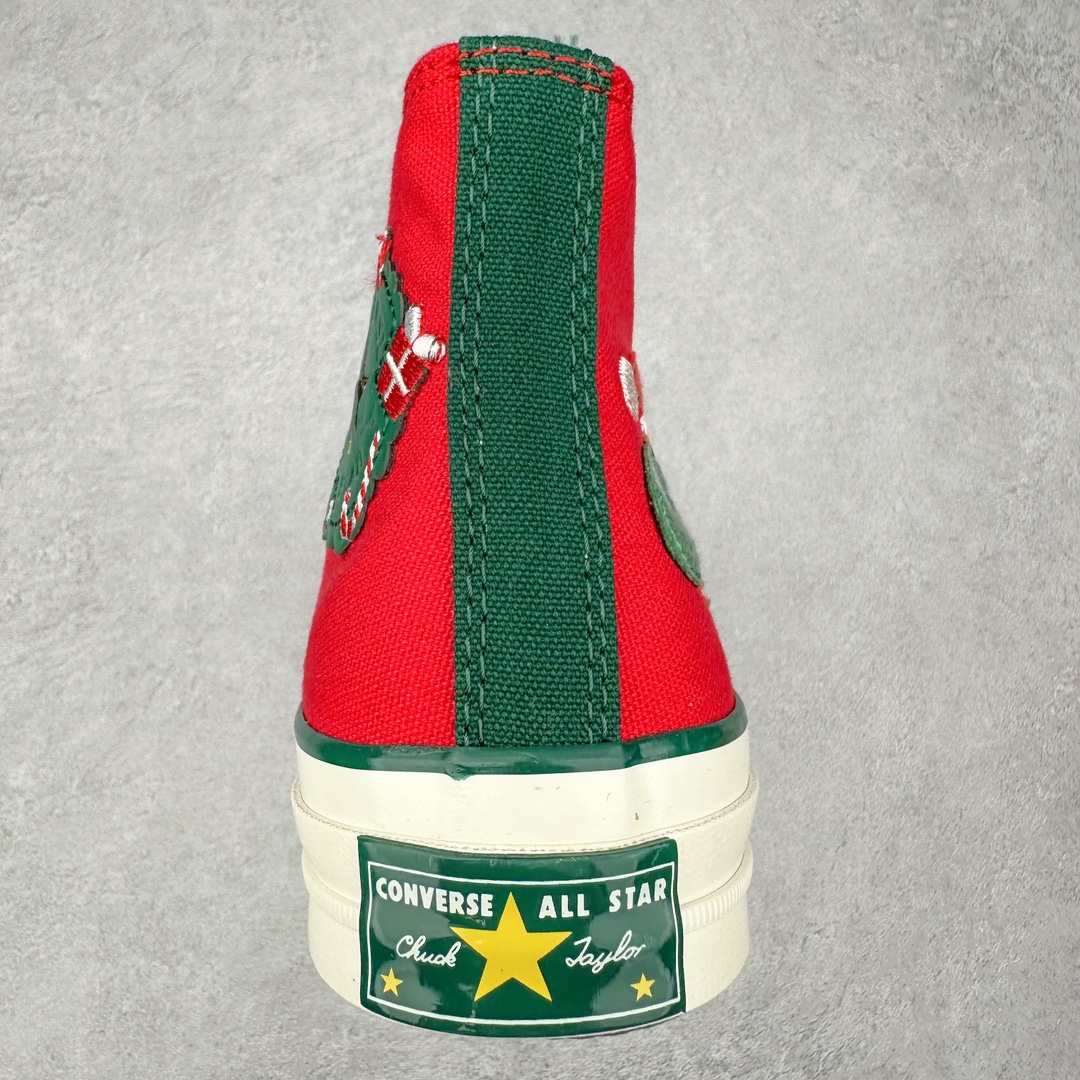 图片[8]-Converse Chuck 70s 圣诞限定 贴片采用圣诞花环造型内部星星镂空 方便转换圣诞风格 可拆卸针织袜套 温暖亲肤 保障冬日出行可拆卸立体针织姜饼人挂饰 侧面饰以毛姜饼人贴片传递节日氛围 温馨提示：配件丢失扣20⚠️ 尺码：35-44（36.5 37.5 39.5 41.5 42.5）-选品中心