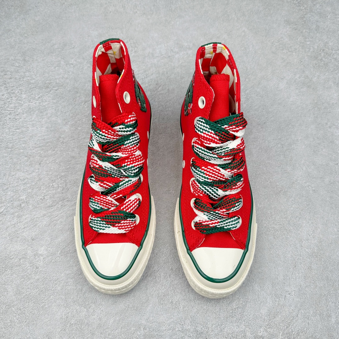 图片[2]-Converse Chuck 70s 圣诞限定 贴片采用圣诞花环造型内部星星镂空 方便转换圣诞风格 可拆卸针织袜套 温暖亲肤 保障冬日出行可拆卸立体针织姜饼人挂饰 侧面饰以毛姜饼人贴片传递节日氛围 温馨提示：配件丢失扣20⚠️ 尺码：35-44（36.5 37.5 39.5 41.5 42.5）-选品中心