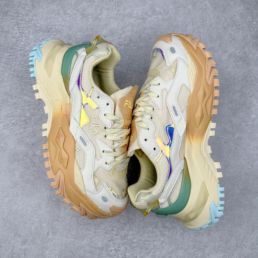 图片[3]-斐乐Fila Fusion Bianco 硬糖系列老爹风增高厚底复古中性休闲运动慢跑鞋 FILA FUSION正式推出全新BIANCO硬糖鞋，该鞋款灵感来自于阿尔卑斯山最高峰Moute Bianco的灵感，同时全掌搭载TECNO-PIUMAX轻能发泡科技，鞋面上穿插了层次丰富的设计，更增添酷炫感。大底采用山峦起伏的设计理念，整个夏天，带你感受来自阿尔卑斯雪山的凉爽。BIANCO硬糖鞋是FILA FUSION为女性打造的全新专属鞋款，BIANCO在意大利语中意为白色，BIANCO鞋底上的棱形结构意为雪山上晶莹剔透的水晶，又好像一颗颗甜美的硬糖，代表着外表绚丽、内心坚定，拥有自己主张的女性主义。让每个穿上的女生都能做最亮的高冷百变女王，可甜可飒，夏日炎炎，有硬糖更甜！尺码：35.5 36 36.5 37.5 38 38.5 39 40-选品中心