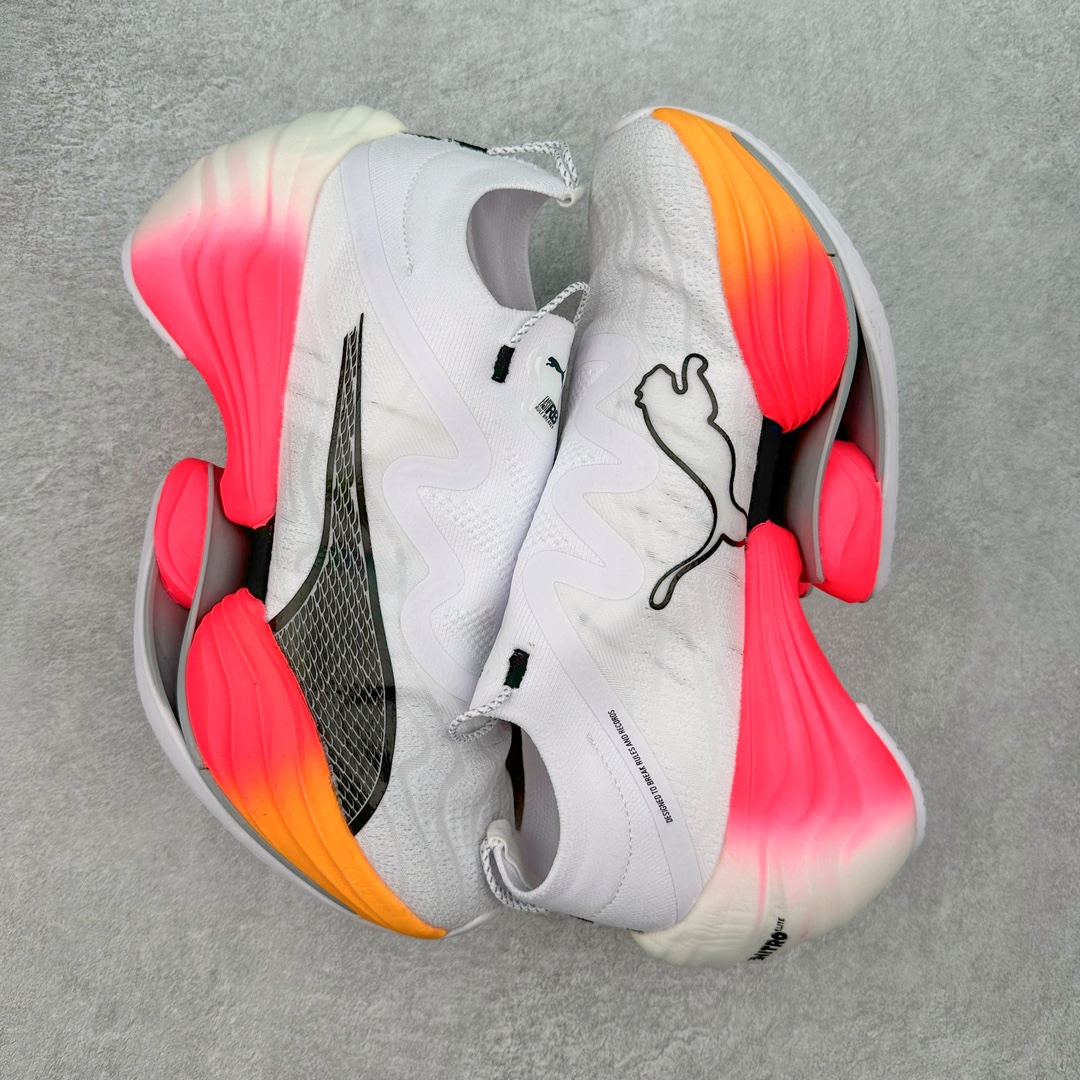 图片[3]-PUMA Fast-R Nitro Elite 彪马系带织物减震防滑耐磨碳板低帮跑步鞋 1、随着竞速跑鞋市场竞争愈发激烈，多数品牌都已经告别了材料和科技堆砌的阶段，进入到在已有科技基础上的精细研磨阶段，如何将新的材料和技术用更合理的工艺为跑鞋带来卓越性能和轻弹脚感成为主要趋势，经过一年的沉淀迭代，PUMA 最新一代比赛日竞速鞋 FAST-R 2 NITRO™ ELITE 正式发布。 2、昨日的蒸蒸日上迎新跑中，沙宇超和陈为芬二人上脚的正是这款鞋，这也是 Fast-R 2 在国内的首次亮相。 3、日本最负盛名的国民接力赛事箱根驿传 100 周年的比赛激战正酣，PUMA 为此也特意推出了 1000 双限量版配色 Fast-R 2 NITRO™ Elite Ekiden Rush。 4、跑野开箱的正是其中一双，箱根无弱旅，在今天的箱根驿传比赛中，参赛队伍立教大学（Rikkyo Univeristy）正是由 PUMA 赞助，这双箱根款鞋身外侧有明显的箱根 100 周年标志，鞋身内侧的接力襷带，则是与赛场上奔跑的立教大学队员们参赛服装的主题色紫色一致，这一设计也扣住了箱根驿传的精华，那就是年轻人最纯粹的极速奔跑以及在一根襷带上的母校荣耀。 5、整体外观方面，前后跟分离式的标志性设计得到延续，中间则是通过 PWRPLATE 碳板相互连接，但这一代碳板延伸面积扩展至脚趾外侧区域，增加了触地面积和区间，为跑动带来更好过渡并在离地时提供更强推动力。 6、厚度方面，Fast-R 2 鞋底厚度顶到了符合正式比赛规定的最大厚度（40 mm）限值，由此得到了缓震与回弹性能最大限度的提升。 7、中底方面，采用 PUMA 最顶级的 NITRO™ ELITE 氮气缓震科技，保证缓冲的基础上追求极致轻量化，与前代产品相比，Fast-R 2 能量存储增加 22%，能量回馈增加46%。 8、两个数值的大幅提升带来的脚感会截然不同，Fast-R 2 有着更轻盈且更经济的跑动反馈，用一个直观数据量化：对一位 230 的马拉松选手来说，这双鞋能节省 1 分 23 秒的完赛时间。 9、鞋面方面，采用新一代 ULTRAWEAVE 鞋面，比上一代鞋面材料轻 20%，内侧仍旧搭载 PWRTAPE 加强筋，确保跑动过程中的轻盈贴合与稳固支撑。 10、大底方面，PUMAGRIP 外底可以应对不同路面，水泥路、柏油路、湿滑地面都有出色的止滑和抓地性能。 11、穿上这双 Fast-R 2，在比赛日也能跑出美洲狮一样迅捷的步伐。 尺码：36 36.5 37.5 38 38.5 39 40 40.5 41 42 42.5 43 44 44.5 45-选品中心
