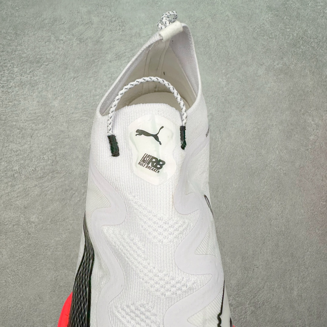 图片[5]-PUMA Fast-R Nitro Elite 彪马系带织物减震防滑耐磨碳板低帮跑步鞋 1、随着竞速跑鞋市场竞争愈发激烈，多数品牌都已经告别了材料和科技堆砌的阶段，进入到在已有科技基础上的精细研磨阶段，如何将新的材料和技术用更合理的工艺为跑鞋带来卓越性能和轻弹脚感成为主要趋势，经过一年的沉淀迭代，PUMA 最新一代比赛日竞速鞋 FAST-R 2 NITRO™ ELITE 正式发布。 2、昨日的蒸蒸日上迎新跑中，沙宇超和陈为芬二人上脚的正是这款鞋，这也是 Fast-R 2 在国内的首次亮相。 3、日本最负盛名的国民接力赛事箱根驿传 100 周年的比赛激战正酣，PUMA 为此也特意推出了 1000 双限量版配色 Fast-R 2 NITRO™ Elite Ekiden Rush。 4、跑野开箱的正是其中一双，箱根无弱旅，在今天的箱根驿传比赛中，参赛队伍立教大学（Rikkyo Univeristy）正是由 PUMA 赞助，这双箱根款鞋身外侧有明显的箱根 100 周年标志，鞋身内侧的接力襷带，则是与赛场上奔跑的立教大学队员们参赛服装的主题色紫色一致，这一设计也扣住了箱根驿传的精华，那就是年轻人最纯粹的极速奔跑以及在一根襷带上的母校荣耀。 5、整体外观方面，前后跟分离式的标志性设计得到延续，中间则是通过 PWRPLATE 碳板相互连接，但这一代碳板延伸面积扩展至脚趾外侧区域，增加了触地面积和区间，为跑动带来更好过渡并在离地时提供更强推动力。 6、厚度方面，Fast-R 2 鞋底厚度顶到了符合正式比赛规定的最大厚度（40 mm）限值，由此得到了缓震与回弹性能最大限度的提升。 7、中底方面，采用 PUMA 最顶级的 NITRO™ ELITE 氮气缓震科技，保证缓冲的基础上追求极致轻量化，与前代产品相比，Fast-R 2 能量存储增加 22%，能量回馈增加46%。 8、两个数值的大幅提升带来的脚感会截然不同，Fast-R 2 有着更轻盈且更经济的跑动反馈，用一个直观数据量化：对一位 230 的马拉松选手来说，这双鞋能节省 1 分 23 秒的完赛时间。 9、鞋面方面，采用新一代 ULTRAWEAVE 鞋面，比上一代鞋面材料轻 20%，内侧仍旧搭载 PWRTAPE 加强筋，确保跑动过程中的轻盈贴合与稳固支撑。 10、大底方面，PUMAGRIP 外底可以应对不同路面，水泥路、柏油路、湿滑地面都有出色的止滑和抓地性能。 11、穿上这双 Fast-R 2，在比赛日也能跑出美洲狮一样迅捷的步伐。 尺码：36 36.5 37.5 38 38.5 39 40 40.5 41 42 42.5 43 44 44.5 45-选品中心