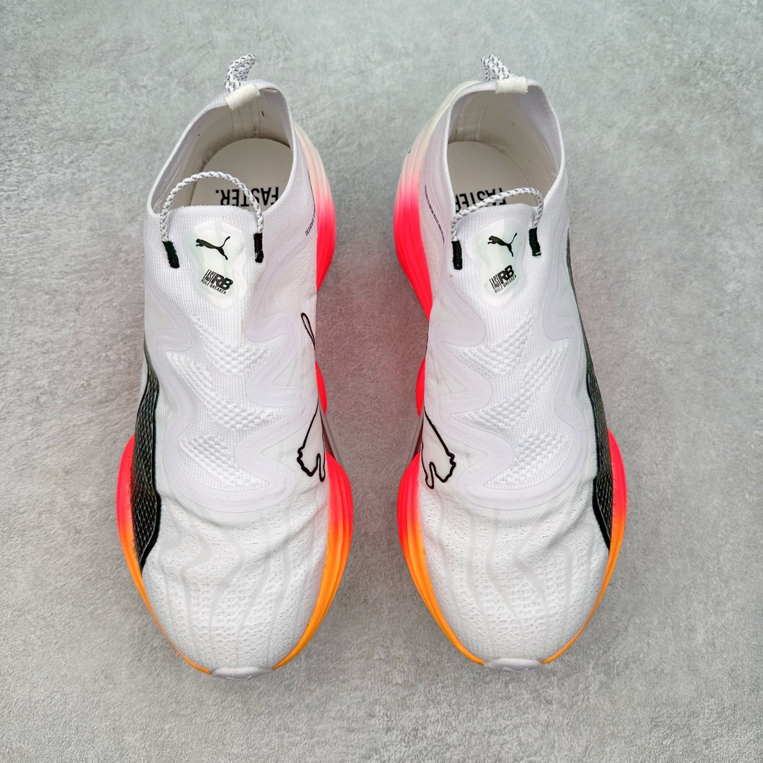 图片[2]-PUMA Fast-R Nitro Elite 彪马系带织物减震防滑耐磨碳板低帮跑步鞋 1、随着竞速跑鞋市场竞争愈发激烈，多数品牌都已经告别了材料和科技堆砌的阶段，进入到在已有科技基础上的精细研磨阶段，如何将新的材料和技术用更合理的工艺为跑鞋带来卓越性能和轻弹脚感成为主要趋势，经过一年的沉淀迭代，PUMA 最新一代比赛日竞速鞋 FAST-R 2 NITRO™ ELITE 正式发布。 2、昨日的蒸蒸日上迎新跑中，沙宇超和陈为芬二人上脚的正是这款鞋，这也是 Fast-R 2 在国内的首次亮相。 3、日本最负盛名的国民接力赛事箱根驿传 100 周年的比赛激战正酣，PUMA 为此也特意推出了 1000 双限量版配色 Fast-R 2 NITRO™ Elite Ekiden Rush。 4、跑野开箱的正是其中一双，箱根无弱旅，在今天的箱根驿传比赛中，参赛队伍立教大学（Rikkyo Univeristy）正是由 PUMA 赞助，这双箱根款鞋身外侧有明显的箱根 100 周年标志，鞋身内侧的接力襷带，则是与赛场上奔跑的立教大学队员们参赛服装的主题色紫色一致，这一设计也扣住了箱根驿传的精华，那就是年轻人最纯粹的极速奔跑以及在一根襷带上的母校荣耀。 5、整体外观方面，前后跟分离式的标志性设计得到延续，中间则是通过 PWRPLATE 碳板相互连接，但这一代碳板延伸面积扩展至脚趾外侧区域，增加了触地面积和区间，为跑动带来更好过渡并在离地时提供更强推动力。 6、厚度方面，Fast-R 2 鞋底厚度顶到了符合正式比赛规定的最大厚度（40 mm）限值，由此得到了缓震与回弹性能最大限度的提升。 7、中底方面，采用 PUMA 最顶级的 NITRO™ ELITE 氮气缓震科技，保证缓冲的基础上追求极致轻量化，与前代产品相比，Fast-R 2 能量存储增加 22%，能量回馈增加46%。 8、两个数值的大幅提升带来的脚感会截然不同，Fast-R 2 有着更轻盈且更经济的跑动反馈，用一个直观数据量化：对一位 230 的马拉松选手来说，这双鞋能节省 1 分 23 秒的完赛时间。 9、鞋面方面，采用新一代 ULTRAWEAVE 鞋面，比上一代鞋面材料轻 20%，内侧仍旧搭载 PWRTAPE 加强筋，确保跑动过程中的轻盈贴合与稳固支撑。 10、大底方面，PUMAGRIP 外底可以应对不同路面，水泥路、柏油路、湿滑地面都有出色的止滑和抓地性能。 11、穿上这双 Fast-R 2，在比赛日也能跑出美洲狮一样迅捷的步伐。 尺码：36 36.5 37.5 38 38.5 39 40 40.5 41 42 42.5 43 44 44.5 45-选品中心