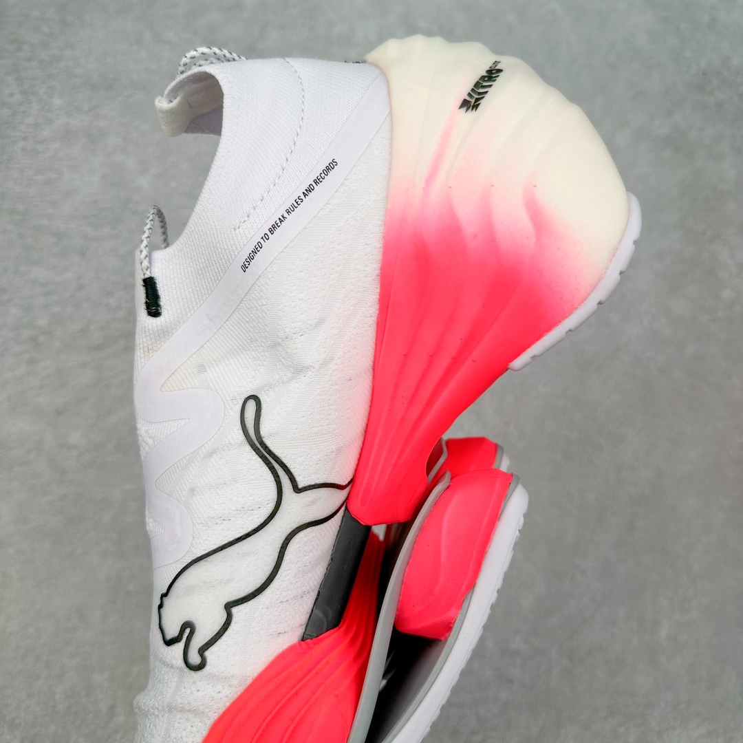 图片[7]-PUMA Fast-R Nitro Elite 彪马系带织物减震防滑耐磨碳板低帮跑步鞋 1、随着竞速跑鞋市场竞争愈发激烈，多数品牌都已经告别了材料和科技堆砌的阶段，进入到在已有科技基础上的精细研磨阶段，如何将新的材料和技术用更合理的工艺为跑鞋带来卓越性能和轻弹脚感成为主要趋势，经过一年的沉淀迭代，PUMA 最新一代比赛日竞速鞋 FAST-R 2 NITRO™ ELITE 正式发布。 2、昨日的蒸蒸日上迎新跑中，沙宇超和陈为芬二人上脚的正是这款鞋，这也是 Fast-R 2 在国内的首次亮相。 3、日本最负盛名的国民接力赛事箱根驿传 100 周年的比赛激战正酣，PUMA 为此也特意推出了 1000 双限量版配色 Fast-R 2 NITRO™ Elite Ekiden Rush。 4、跑野开箱的正是其中一双，箱根无弱旅，在今天的箱根驿传比赛中，参赛队伍立教大学（Rikkyo Univeristy）正是由 PUMA 赞助，这双箱根款鞋身外侧有明显的箱根 100 周年标志，鞋身内侧的接力襷带，则是与赛场上奔跑的立教大学队员们参赛服装的主题色紫色一致，这一设计也扣住了箱根驿传的精华，那就是年轻人最纯粹的极速奔跑以及在一根襷带上的母校荣耀。 5、整体外观方面，前后跟分离式的标志性设计得到延续，中间则是通过 PWRPLATE 碳板相互连接，但这一代碳板延伸面积扩展至脚趾外侧区域，增加了触地面积和区间，为跑动带来更好过渡并在离地时提供更强推动力。 6、厚度方面，Fast-R 2 鞋底厚度顶到了符合正式比赛规定的最大厚度（40 mm）限值，由此得到了缓震与回弹性能最大限度的提升。 7、中底方面，采用 PUMA 最顶级的 NITRO™ ELITE 氮气缓震科技，保证缓冲的基础上追求极致轻量化，与前代产品相比，Fast-R 2 能量存储增加 22%，能量回馈增加46%。 8、两个数值的大幅提升带来的脚感会截然不同，Fast-R 2 有着更轻盈且更经济的跑动反馈，用一个直观数据量化：对一位 230 的马拉松选手来说，这双鞋能节省 1 分 23 秒的完赛时间。 9、鞋面方面，采用新一代 ULTRAWEAVE 鞋面，比上一代鞋面材料轻 20%，内侧仍旧搭载 PWRTAPE 加强筋，确保跑动过程中的轻盈贴合与稳固支撑。 10、大底方面，PUMAGRIP 外底可以应对不同路面，水泥路、柏油路、湿滑地面都有出色的止滑和抓地性能。 11、穿上这双 Fast-R 2，在比赛日也能跑出美洲狮一样迅捷的步伐。 尺码：36 36.5 37.5 38 38.5 39 40 40.5 41 42 42.5 43 44 44.5 45-选品中心