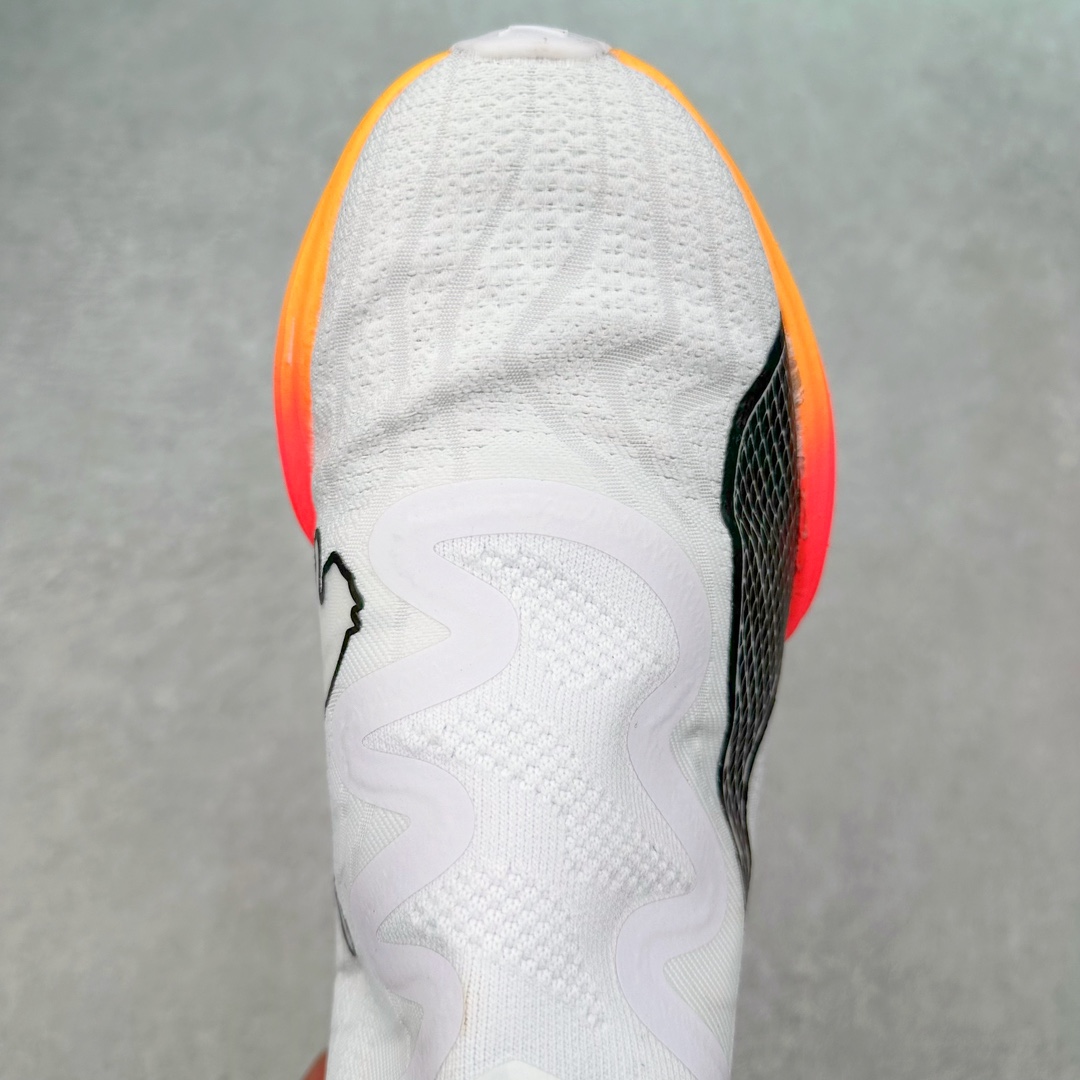 图片[4]-PUMA Fast-R Nitro Elite 彪马系带织物减震防滑耐磨碳板低帮跑步鞋 1、随着竞速跑鞋市场竞争愈发激烈，多数品牌都已经告别了材料和科技堆砌的阶段，进入到在已有科技基础上的精细研磨阶段，如何将新的材料和技术用更合理的工艺为跑鞋带来卓越性能和轻弹脚感成为主要趋势，经过一年的沉淀迭代，PUMA 最新一代比赛日竞速鞋 FAST-R 2 NITRO™ ELITE 正式发布。 2、昨日的蒸蒸日上迎新跑中，沙宇超和陈为芬二人上脚的正是这款鞋，这也是 Fast-R 2 在国内的首次亮相。 3、日本最负盛名的国民接力赛事箱根驿传 100 周年的比赛激战正酣，PUMA 为此也特意推出了 1000 双限量版配色 Fast-R 2 NITRO™ Elite Ekiden Rush。 4、跑野开箱的正是其中一双，箱根无弱旅，在今天的箱根驿传比赛中，参赛队伍立教大学（Rikkyo Univeristy）正是由 PUMA 赞助，这双箱根款鞋身外侧有明显的箱根 100 周年标志，鞋身内侧的接力襷带，则是与赛场上奔跑的立教大学队员们参赛服装的主题色紫色一致，这一设计也扣住了箱根驿传的精华，那就是年轻人最纯粹的极速奔跑以及在一根襷带上的母校荣耀。 5、整体外观方面，前后跟分离式的标志性设计得到延续，中间则是通过 PWRPLATE 碳板相互连接，但这一代碳板延伸面积扩展至脚趾外侧区域，增加了触地面积和区间，为跑动带来更好过渡并在离地时提供更强推动力。 6、厚度方面，Fast-R 2 鞋底厚度顶到了符合正式比赛规定的最大厚度（40 mm）限值，由此得到了缓震与回弹性能最大限度的提升。 7、中底方面，采用 PUMA 最顶级的 NITRO™ ELITE 氮气缓震科技，保证缓冲的基础上追求极致轻量化，与前代产品相比，Fast-R 2 能量存储增加 22%，能量回馈增加46%。 8、两个数值的大幅提升带来的脚感会截然不同，Fast-R 2 有着更轻盈且更经济的跑动反馈，用一个直观数据量化：对一位 230 的马拉松选手来说，这双鞋能节省 1 分 23 秒的完赛时间。 9、鞋面方面，采用新一代 ULTRAWEAVE 鞋面，比上一代鞋面材料轻 20%，内侧仍旧搭载 PWRTAPE 加强筋，确保跑动过程中的轻盈贴合与稳固支撑。 10、大底方面，PUMAGRIP 外底可以应对不同路面，水泥路、柏油路、湿滑地面都有出色的止滑和抓地性能。 11、穿上这双 Fast-R 2，在比赛日也能跑出美洲狮一样迅捷的步伐。 尺码：36 36.5 37.5 38 38.5 39 40 40.5 41 42 42.5 43 44 44.5 45-选品中心