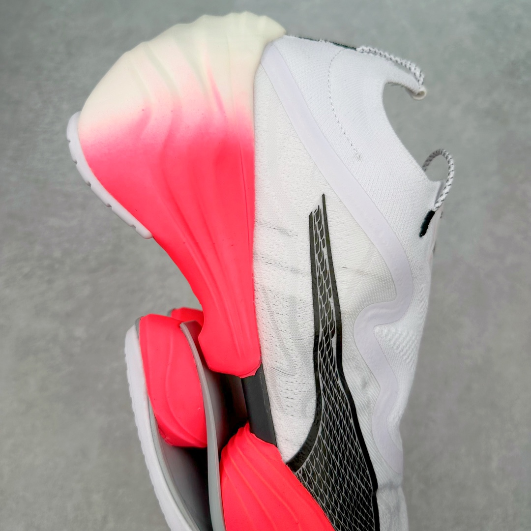 图片[6]-PUMA Fast-R Nitro Elite 彪马系带织物减震防滑耐磨碳板低帮跑步鞋 1、随着竞速跑鞋市场竞争愈发激烈，多数品牌都已经告别了材料和科技堆砌的阶段，进入到在已有科技基础上的精细研磨阶段，如何将新的材料和技术用更合理的工艺为跑鞋带来卓越性能和轻弹脚感成为主要趋势，经过一年的沉淀迭代，PUMA 最新一代比赛日竞速鞋 FAST-R 2 NITRO™ ELITE 正式发布。 2、昨日的蒸蒸日上迎新跑中，沙宇超和陈为芬二人上脚的正是这款鞋，这也是 Fast-R 2 在国内的首次亮相。 3、日本最负盛名的国民接力赛事箱根驿传 100 周年的比赛激战正酣，PUMA 为此也特意推出了 1000 双限量版配色 Fast-R 2 NITRO™ Elite Ekiden Rush。 4、跑野开箱的正是其中一双，箱根无弱旅，在今天的箱根驿传比赛中，参赛队伍立教大学（Rikkyo Univeristy）正是由 PUMA 赞助，这双箱根款鞋身外侧有明显的箱根 100 周年标志，鞋身内侧的接力襷带，则是与赛场上奔跑的立教大学队员们参赛服装的主题色紫色一致，这一设计也扣住了箱根驿传的精华，那就是年轻人最纯粹的极速奔跑以及在一根襷带上的母校荣耀。 5、整体外观方面，前后跟分离式的标志性设计得到延续，中间则是通过 PWRPLATE 碳板相互连接，但这一代碳板延伸面积扩展至脚趾外侧区域，增加了触地面积和区间，为跑动带来更好过渡并在离地时提供更强推动力。 6、厚度方面，Fast-R 2 鞋底厚度顶到了符合正式比赛规定的最大厚度（40 mm）限值，由此得到了缓震与回弹性能最大限度的提升。 7、中底方面，采用 PUMA 最顶级的 NITRO™ ELITE 氮气缓震科技，保证缓冲的基础上追求极致轻量化，与前代产品相比，Fast-R 2 能量存储增加 22%，能量回馈增加46%。 8、两个数值的大幅提升带来的脚感会截然不同，Fast-R 2 有着更轻盈且更经济的跑动反馈，用一个直观数据量化：对一位 230 的马拉松选手来说，这双鞋能节省 1 分 23 秒的完赛时间。 9、鞋面方面，采用新一代 ULTRAWEAVE 鞋面，比上一代鞋面材料轻 20%，内侧仍旧搭载 PWRTAPE 加强筋，确保跑动过程中的轻盈贴合与稳固支撑。 10、大底方面，PUMAGRIP 外底可以应对不同路面，水泥路、柏油路、湿滑地面都有出色的止滑和抓地性能。 11、穿上这双 Fast-R 2，在比赛日也能跑出美洲狮一样迅捷的步伐。 尺码：36 36.5 37.5 38 38.5 39 40 40.5 41 42 42.5 43 44 44.5 45-选品中心