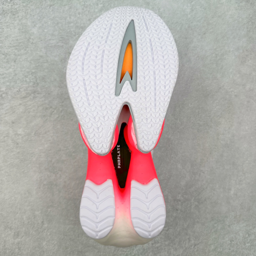 图片[9]-PUMA Fast-R Nitro Elite 彪马系带织物减震防滑耐磨碳板低帮跑步鞋 1、随着竞速跑鞋市场竞争愈发激烈，多数品牌都已经告别了材料和科技堆砌的阶段，进入到在已有科技基础上的精细研磨阶段，如何将新的材料和技术用更合理的工艺为跑鞋带来卓越性能和轻弹脚感成为主要趋势，经过一年的沉淀迭代，PUMA 最新一代比赛日竞速鞋 FAST-R 2 NITRO™ ELITE 正式发布。 2、昨日的蒸蒸日上迎新跑中，沙宇超和陈为芬二人上脚的正是这款鞋，这也是 Fast-R 2 在国内的首次亮相。 3、日本最负盛名的国民接力赛事箱根驿传 100 周年的比赛激战正酣，PUMA 为此也特意推出了 1000 双限量版配色 Fast-R 2 NITRO™ Elite Ekiden Rush。 4、跑野开箱的正是其中一双，箱根无弱旅，在今天的箱根驿传比赛中，参赛队伍立教大学（Rikkyo Univeristy）正是由 PUMA 赞助，这双箱根款鞋身外侧有明显的箱根 100 周年标志，鞋身内侧的接力襷带，则是与赛场上奔跑的立教大学队员们参赛服装的主题色紫色一致，这一设计也扣住了箱根驿传的精华，那就是年轻人最纯粹的极速奔跑以及在一根襷带上的母校荣耀。 5、整体外观方面，前后跟分离式的标志性设计得到延续，中间则是通过 PWRPLATE 碳板相互连接，但这一代碳板延伸面积扩展至脚趾外侧区域，增加了触地面积和区间，为跑动带来更好过渡并在离地时提供更强推动力。 6、厚度方面，Fast-R 2 鞋底厚度顶到了符合正式比赛规定的最大厚度（40 mm）限值，由此得到了缓震与回弹性能最大限度的提升。 7、中底方面，采用 PUMA 最顶级的 NITRO™ ELITE 氮气缓震科技，保证缓冲的基础上追求极致轻量化，与前代产品相比，Fast-R 2 能量存储增加 22%，能量回馈增加46%。 8、两个数值的大幅提升带来的脚感会截然不同，Fast-R 2 有着更轻盈且更经济的跑动反馈，用一个直观数据量化：对一位 230 的马拉松选手来说，这双鞋能节省 1 分 23 秒的完赛时间。 9、鞋面方面，采用新一代 ULTRAWEAVE 鞋面，比上一代鞋面材料轻 20%，内侧仍旧搭载 PWRTAPE 加强筋，确保跑动过程中的轻盈贴合与稳固支撑。 10、大底方面，PUMAGRIP 外底可以应对不同路面，水泥路、柏油路、湿滑地面都有出色的止滑和抓地性能。 11、穿上这双 Fast-R 2，在比赛日也能跑出美洲狮一样迅捷的步伐。 尺码：36 36.5 37.5 38 38.5 39 40 40.5 41 42 42.5 43 44 44.5 45-选品中心