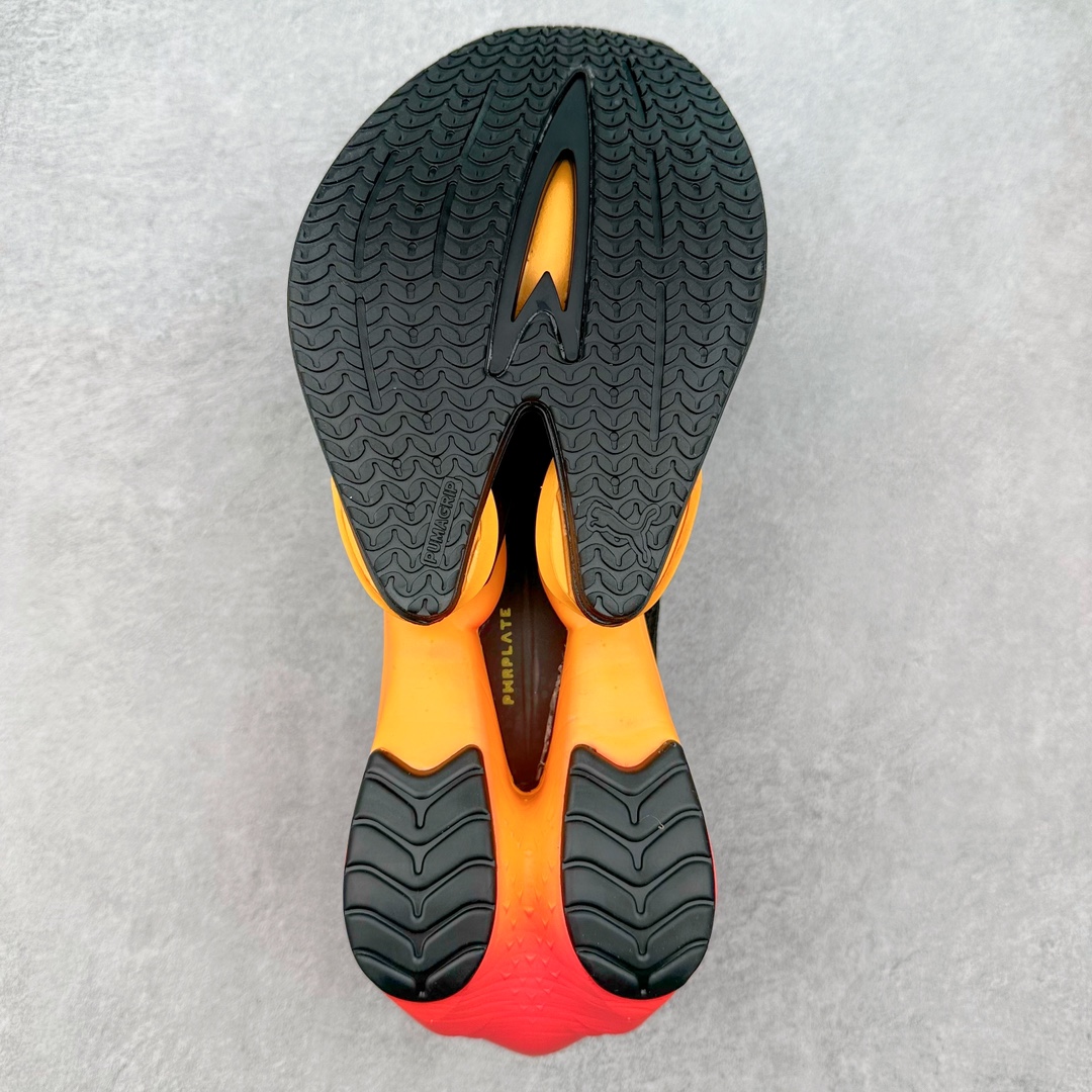 图片[9]-PUMA Fast-R Nitro Elite 彪马系带织物减震防滑耐磨碳板低帮跑步鞋 1、随着竞速跑鞋市场竞争愈发激烈，多数品牌都已经告别了材料和科技堆砌的阶段，进入到在已有科技基础上的精细研磨阶段，如何将新的材料和技术用更合理的工艺为跑鞋带来卓越性能和轻弹脚感成为主要趋势，经过一年的沉淀迭代，PUMA 最新一代比赛日竞速鞋 FAST-R 2 NITRO™ ELITE 正式发布。 2、昨日的蒸蒸日上迎新跑中，沙宇超和陈为芬二人上脚的正是这款鞋，这也是 Fast-R 2 在国内的首次亮相。 3、日本最负盛名的国民接力赛事箱根驿传 100 周年的比赛激战正酣，PUMA 为此也特意推出了 1000 双限量版配色 Fast-R 2 NITRO™ Elite Ekiden Rush。 4、跑野开箱的正是其中一双，箱根无弱旅，在今天的箱根驿传比赛中，参赛队伍立教大学（Rikkyo Univeristy）正是由 PUMA 赞助，这双箱根款鞋身外侧有明显的箱根 100 周年标志，鞋身内侧的接力襷带，则是与赛场上奔跑的立教大学队员们参赛服装的主题色紫色一致，这一设计也扣住了箱根驿传的精华，那就是年轻人最纯粹的极速奔跑以及在一根襷带上的母校荣耀。 5、整体外观方面，前后跟分离式的标志性设计得到延续，中间则是通过 PWRPLATE 碳板相互连接，但这一代碳板延伸面积扩展至脚趾外侧区域，增加了触地面积和区间，为跑动带来更好过渡并在离地时提供更强推动力。 6、厚度方面，Fast-R 2 鞋底厚度顶到了符合正式比赛规定的最大厚度（40 mm）限值，由此得到了缓震与回弹性能最大限度的提升。 7、中底方面，采用 PUMA 最顶级的 NITRO™ ELITE 氮气缓震科技，保证缓冲的基础上追求极致轻量化，与前代产品相比，Fast-R 2 能量存储增加 22%，能量回馈增加46%。 8、两个数值的大幅提升带来的脚感会截然不同，Fast-R 2 有着更轻盈且更经济的跑动反馈，用一个直观数据量化：对一位 230 的马拉松选手来说，这双鞋能节省 1 分 23 秒的完赛时间。 9、鞋面方面，采用新一代 ULTRAWEAVE 鞋面，比上一代鞋面材料轻 20%，内侧仍旧搭载 PWRTAPE 加强筋，确保跑动过程中的轻盈贴合与稳固支撑。 10、大底方面，PUMAGRIP 外底可以应对不同路面，水泥路、柏油路、湿滑地面都有出色的止滑和抓地性能。 11、穿上这双 Fast-R 2，在比赛日也能跑出美洲狮一样迅捷的步伐。 尺码：36 36.5 37.5 38 38.5 39 40 40.5 41 42 42.5 43 44 44.5 45-选品中心