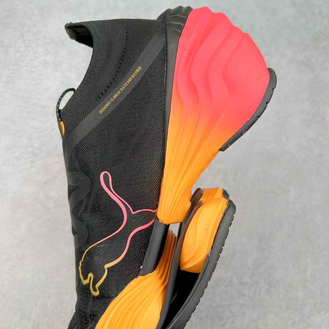 图片[7]-PUMA Fast-R Nitro Elite 彪马系带织物减震防滑耐磨碳板低帮跑步鞋 1、随着竞速跑鞋市场竞争愈发激烈，多数品牌都已经告别了材料和科技堆砌的阶段，进入到在已有科技基础上的精细研磨阶段，如何将新的材料和技术用更合理的工艺为跑鞋带来卓越性能和轻弹脚感成为主要趋势，经过一年的沉淀迭代，PUMA 最新一代比赛日竞速鞋 FAST-R 2 NITRO™ ELITE 正式发布。 2、昨日的蒸蒸日上迎新跑中，沙宇超和陈为芬二人上脚的正是这款鞋，这也是 Fast-R 2 在国内的首次亮相。 3、日本最负盛名的国民接力赛事箱根驿传 100 周年的比赛激战正酣，PUMA 为此也特意推出了 1000 双限量版配色 Fast-R 2 NITRO™ Elite Ekiden Rush。 4、跑野开箱的正是其中一双，箱根无弱旅，在今天的箱根驿传比赛中，参赛队伍立教大学（Rikkyo Univeristy）正是由 PUMA 赞助，这双箱根款鞋身外侧有明显的箱根 100 周年标志，鞋身内侧的接力襷带，则是与赛场上奔跑的立教大学队员们参赛服装的主题色紫色一致，这一设计也扣住了箱根驿传的精华，那就是年轻人最纯粹的极速奔跑以及在一根襷带上的母校荣耀。 5、整体外观方面，前后跟分离式的标志性设计得到延续，中间则是通过 PWRPLATE 碳板相互连接，但这一代碳板延伸面积扩展至脚趾外侧区域，增加了触地面积和区间，为跑动带来更好过渡并在离地时提供更强推动力。 6、厚度方面，Fast-R 2 鞋底厚度顶到了符合正式比赛规定的最大厚度（40 mm）限值，由此得到了缓震与回弹性能最大限度的提升。 7、中底方面，采用 PUMA 最顶级的 NITRO™ ELITE 氮气缓震科技，保证缓冲的基础上追求极致轻量化，与前代产品相比，Fast-R 2 能量存储增加 22%，能量回馈增加46%。 8、两个数值的大幅提升带来的脚感会截然不同，Fast-R 2 有着更轻盈且更经济的跑动反馈，用一个直观数据量化：对一位 230 的马拉松选手来说，这双鞋能节省 1 分 23 秒的完赛时间。 9、鞋面方面，采用新一代 ULTRAWEAVE 鞋面，比上一代鞋面材料轻 20%，内侧仍旧搭载 PWRTAPE 加强筋，确保跑动过程中的轻盈贴合与稳固支撑。 10、大底方面，PUMAGRIP 外底可以应对不同路面，水泥路、柏油路、湿滑地面都有出色的止滑和抓地性能。 11、穿上这双 Fast-R 2，在比赛日也能跑出美洲狮一样迅捷的步伐。 尺码：36 36.5 37.5 38 38.5 39 40 40.5 41 42 42.5 43 44 44.5 45-选品中心