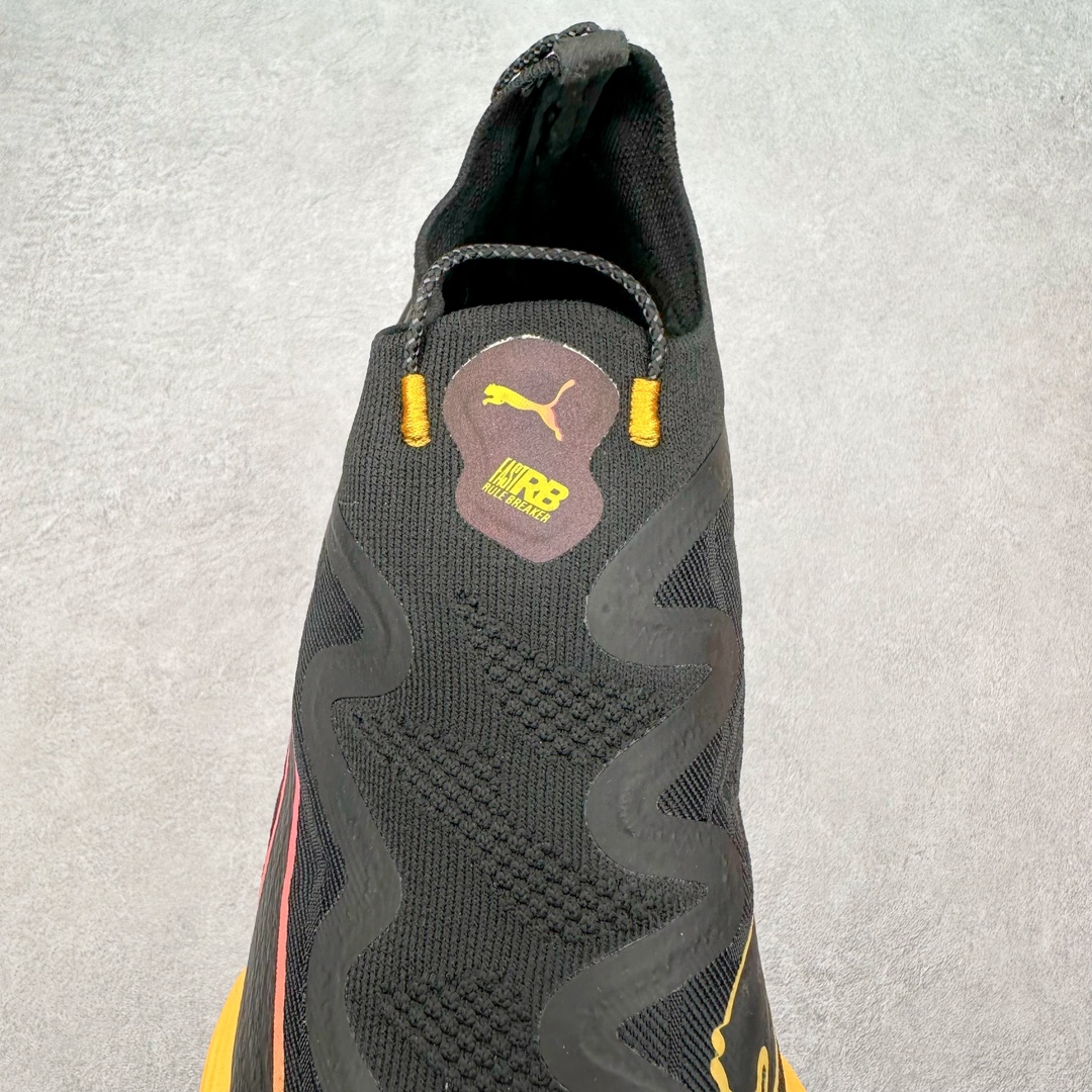 图片[5]-PUMA Fast-R Nitro Elite 彪马系带织物减震防滑耐磨碳板低帮跑步鞋 1、随着竞速跑鞋市场竞争愈发激烈，多数品牌都已经告别了材料和科技堆砌的阶段，进入到在已有科技基础上的精细研磨阶段，如何将新的材料和技术用更合理的工艺为跑鞋带来卓越性能和轻弹脚感成为主要趋势，经过一年的沉淀迭代，PUMA 最新一代比赛日竞速鞋 FAST-R 2 NITRO™ ELITE 正式发布。 2、昨日的蒸蒸日上迎新跑中，沙宇超和陈为芬二人上脚的正是这款鞋，这也是 Fast-R 2 在国内的首次亮相。 3、日本最负盛名的国民接力赛事箱根驿传 100 周年的比赛激战正酣，PUMA 为此也特意推出了 1000 双限量版配色 Fast-R 2 NITRO™ Elite Ekiden Rush。 4、跑野开箱的正是其中一双，箱根无弱旅，在今天的箱根驿传比赛中，参赛队伍立教大学（Rikkyo Univeristy）正是由 PUMA 赞助，这双箱根款鞋身外侧有明显的箱根 100 周年标志，鞋身内侧的接力襷带，则是与赛场上奔跑的立教大学队员们参赛服装的主题色紫色一致，这一设计也扣住了箱根驿传的精华，那就是年轻人最纯粹的极速奔跑以及在一根襷带上的母校荣耀。 5、整体外观方面，前后跟分离式的标志性设计得到延续，中间则是通过 PWRPLATE 碳板相互连接，但这一代碳板延伸面积扩展至脚趾外侧区域，增加了触地面积和区间，为跑动带来更好过渡并在离地时提供更强推动力。 6、厚度方面，Fast-R 2 鞋底厚度顶到了符合正式比赛规定的最大厚度（40 mm）限值，由此得到了缓震与回弹性能最大限度的提升。 7、中底方面，采用 PUMA 最顶级的 NITRO™ ELITE 氮气缓震科技，保证缓冲的基础上追求极致轻量化，与前代产品相比，Fast-R 2 能量存储增加 22%，能量回馈增加46%。 8、两个数值的大幅提升带来的脚感会截然不同，Fast-R 2 有着更轻盈且更经济的跑动反馈，用一个直观数据量化：对一位 230 的马拉松选手来说，这双鞋能节省 1 分 23 秒的完赛时间。 9、鞋面方面，采用新一代 ULTRAWEAVE 鞋面，比上一代鞋面材料轻 20%，内侧仍旧搭载 PWRTAPE 加强筋，确保跑动过程中的轻盈贴合与稳固支撑。 10、大底方面，PUMAGRIP 外底可以应对不同路面，水泥路、柏油路、湿滑地面都有出色的止滑和抓地性能。 11、穿上这双 Fast-R 2，在比赛日也能跑出美洲狮一样迅捷的步伐。 尺码：36 36.5 37.5 38 38.5 39 40 40.5 41 42 42.5 43 44 44.5 45-选品中心