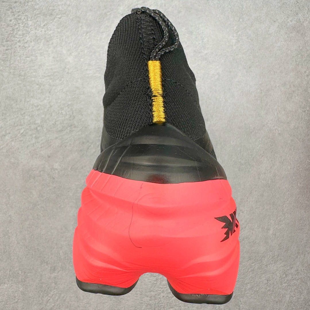 图片[8]-PUMA Fast-R Nitro Elite 彪马系带织物减震防滑耐磨碳板低帮跑步鞋 1、随着竞速跑鞋市场竞争愈发激烈，多数品牌都已经告别了材料和科技堆砌的阶段，进入到在已有科技基础上的精细研磨阶段，如何将新的材料和技术用更合理的工艺为跑鞋带来卓越性能和轻弹脚感成为主要趋势，经过一年的沉淀迭代，PUMA 最新一代比赛日竞速鞋 FAST-R 2 NITRO™ ELITE 正式发布。 2、昨日的蒸蒸日上迎新跑中，沙宇超和陈为芬二人上脚的正是这款鞋，这也是 Fast-R 2 在国内的首次亮相。 3、日本最负盛名的国民接力赛事箱根驿传 100 周年的比赛激战正酣，PUMA 为此也特意推出了 1000 双限量版配色 Fast-R 2 NITRO™ Elite Ekiden Rush。 4、跑野开箱的正是其中一双，箱根无弱旅，在今天的箱根驿传比赛中，参赛队伍立教大学（Rikkyo Univeristy）正是由 PUMA 赞助，这双箱根款鞋身外侧有明显的箱根 100 周年标志，鞋身内侧的接力襷带，则是与赛场上奔跑的立教大学队员们参赛服装的主题色紫色一致，这一设计也扣住了箱根驿传的精华，那就是年轻人最纯粹的极速奔跑以及在一根襷带上的母校荣耀。 5、整体外观方面，前后跟分离式的标志性设计得到延续，中间则是通过 PWRPLATE 碳板相互连接，但这一代碳板延伸面积扩展至脚趾外侧区域，增加了触地面积和区间，为跑动带来更好过渡并在离地时提供更强推动力。 6、厚度方面，Fast-R 2 鞋底厚度顶到了符合正式比赛规定的最大厚度（40 mm）限值，由此得到了缓震与回弹性能最大限度的提升。 7、中底方面，采用 PUMA 最顶级的 NITRO™ ELITE 氮气缓震科技，保证缓冲的基础上追求极致轻量化，与前代产品相比，Fast-R 2 能量存储增加 22%，能量回馈增加46%。 8、两个数值的大幅提升带来的脚感会截然不同，Fast-R 2 有着更轻盈且更经济的跑动反馈，用一个直观数据量化：对一位 230 的马拉松选手来说，这双鞋能节省 1 分 23 秒的完赛时间。 9、鞋面方面，采用新一代 ULTRAWEAVE 鞋面，比上一代鞋面材料轻 20%，内侧仍旧搭载 PWRTAPE 加强筋，确保跑动过程中的轻盈贴合与稳固支撑。 10、大底方面，PUMAGRIP 外底可以应对不同路面，水泥路、柏油路、湿滑地面都有出色的止滑和抓地性能。 11、穿上这双 Fast-R 2，在比赛日也能跑出美洲狮一样迅捷的步伐。 尺码：36 36.5 37.5 38 38.5 39 40 40.5 41 42 42.5 43 44 44.5 45-选品中心