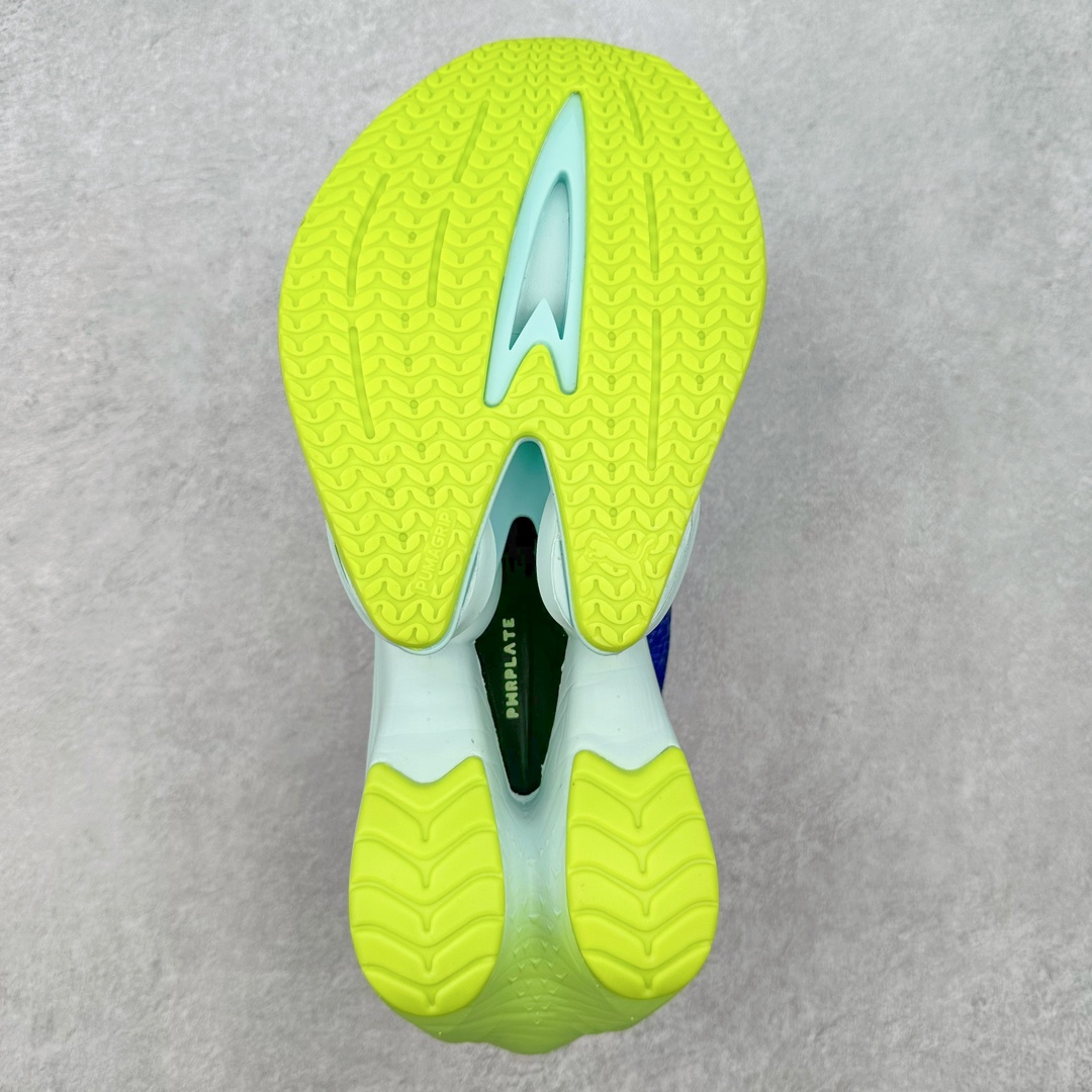 图片[9]-PUMA Fast-R Nitro Elite 彪马系带织物减震防滑耐磨碳板低帮跑步鞋 1、随着竞速跑鞋市场竞争愈发激烈，多数品牌都已经告别了材料和科技堆砌的阶段，进入到在已有科技基础上的精细研磨阶段，如何将新的材料和技术用更合理的工艺为跑鞋带来卓越性能和轻弹脚感成为主要趋势，经过一年的沉淀迭代，PUMA 最新一代比赛日竞速鞋 FAST-R 2 NITRO™ ELITE 正式发布。 2、昨日的蒸蒸日上迎新跑中，沙宇超和陈为芬二人上脚的正是这款鞋，这也是 Fast-R 2 在国内的首次亮相。 3、日本最负盛名的国民接力赛事箱根驿传 100 周年的比赛激战正酣，PUMA 为此也特意推出了 1000 双限量版配色 Fast-R 2 NITRO™ Elite Ekiden Rush。 4、跑野开箱的正是其中一双，箱根无弱旅，在今天的箱根驿传比赛中，参赛队伍立教大学（Rikkyo Univeristy）正是由 PUMA 赞助，这双箱根款鞋身外侧有明显的箱根 100 周年标志，鞋身内侧的接力襷带，则是与赛场上奔跑的立教大学队员们参赛服装的主题色紫色一致，这一设计也扣住了箱根驿传的精华，那就是年轻人最纯粹的极速奔跑以及在一根襷带上的母校荣耀。 5、整体外观方面，前后跟分离式的标志性设计得到延续，中间则是通过 PWRPLATE 碳板相互连接，但这一代碳板延伸面积扩展至脚趾外侧区域，增加了触地面积和区间，为跑动带来更好过渡并在离地时提供更强推动力。 6、厚度方面，Fast-R 2 鞋底厚度顶到了符合正式比赛规定的最大厚度（40 mm）限值，由此得到了缓震与回弹性能最大限度的提升。 7、中底方面，采用 PUMA 最顶级的 NITRO™ ELITE 氮气缓震科技，保证缓冲的基础上追求极致轻量化，与前代产品相比，Fast-R 2 能量存储增加 22%，能量回馈增加46%。 8、两个数值的大幅提升带来的脚感会截然不同，Fast-R 2 有着更轻盈且更经济的跑动反馈，用一个直观数据量化：对一位 230 的马拉松选手来说，这双鞋能节省 1 分 23 秒的完赛时间。 9、鞋面方面，采用新一代 ULTRAWEAVE 鞋面，比上一代鞋面材料轻 20%，内侧仍旧搭载 PWRTAPE 加强筋，确保跑动过程中的轻盈贴合与稳固支撑。 10、大底方面，PUMAGRIP 外底可以应对不同路面，水泥路、柏油路、湿滑地面都有出色的止滑和抓地性能。 11、穿上这双 Fast-R 2，在比赛日也能跑出美洲狮一样迅捷的步伐。 尺码：36 36.5 37.5 38 38.5 39 40 40.5 41 42 42.5 43 44 44.5 45-选品中心
