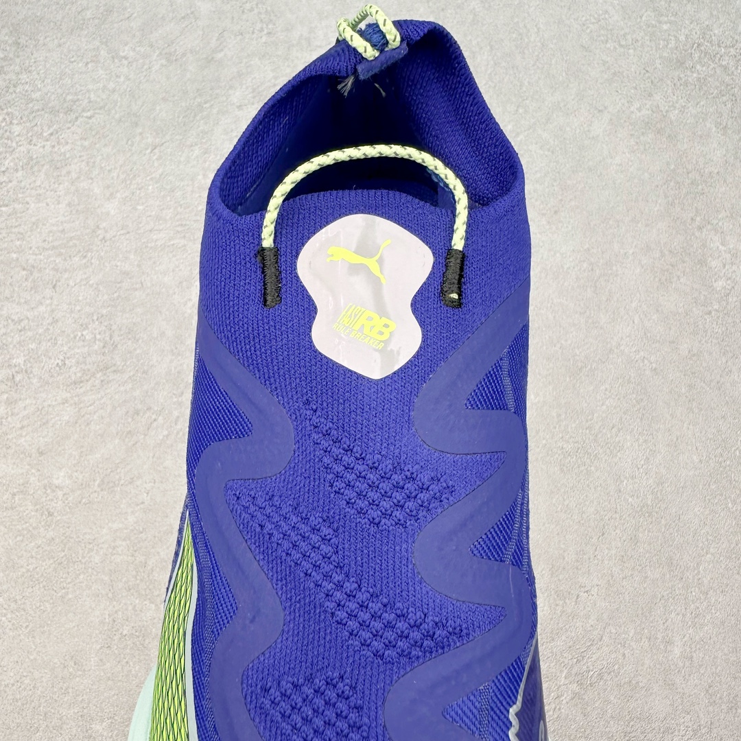 图片[5]-PUMA Fast-R Nitro Elite 彪马系带织物减震防滑耐磨碳板低帮跑步鞋 1、随着竞速跑鞋市场竞争愈发激烈，多数品牌都已经告别了材料和科技堆砌的阶段，进入到在已有科技基础上的精细研磨阶段，如何将新的材料和技术用更合理的工艺为跑鞋带来卓越性能和轻弹脚感成为主要趋势，经过一年的沉淀迭代，PUMA 最新一代比赛日竞速鞋 FAST-R 2 NITRO™ ELITE 正式发布。 2、昨日的蒸蒸日上迎新跑中，沙宇超和陈为芬二人上脚的正是这款鞋，这也是 Fast-R 2 在国内的首次亮相。 3、日本最负盛名的国民接力赛事箱根驿传 100 周年的比赛激战正酣，PUMA 为此也特意推出了 1000 双限量版配色 Fast-R 2 NITRO™ Elite Ekiden Rush。 4、跑野开箱的正是其中一双，箱根无弱旅，在今天的箱根驿传比赛中，参赛队伍立教大学（Rikkyo Univeristy）正是由 PUMA 赞助，这双箱根款鞋身外侧有明显的箱根 100 周年标志，鞋身内侧的接力襷带，则是与赛场上奔跑的立教大学队员们参赛服装的主题色紫色一致，这一设计也扣住了箱根驿传的精华，那就是年轻人最纯粹的极速奔跑以及在一根襷带上的母校荣耀。 5、整体外观方面，前后跟分离式的标志性设计得到延续，中间则是通过 PWRPLATE 碳板相互连接，但这一代碳板延伸面积扩展至脚趾外侧区域，增加了触地面积和区间，为跑动带来更好过渡并在离地时提供更强推动力。 6、厚度方面，Fast-R 2 鞋底厚度顶到了符合正式比赛规定的最大厚度（40 mm）限值，由此得到了缓震与回弹性能最大限度的提升。 7、中底方面，采用 PUMA 最顶级的 NITRO™ ELITE 氮气缓震科技，保证缓冲的基础上追求极致轻量化，与前代产品相比，Fast-R 2 能量存储增加 22%，能量回馈增加46%。 8、两个数值的大幅提升带来的脚感会截然不同，Fast-R 2 有着更轻盈且更经济的跑动反馈，用一个直观数据量化：对一位 230 的马拉松选手来说，这双鞋能节省 1 分 23 秒的完赛时间。 9、鞋面方面，采用新一代 ULTRAWEAVE 鞋面，比上一代鞋面材料轻 20%，内侧仍旧搭载 PWRTAPE 加强筋，确保跑动过程中的轻盈贴合与稳固支撑。 10、大底方面，PUMAGRIP 外底可以应对不同路面，水泥路、柏油路、湿滑地面都有出色的止滑和抓地性能。 11、穿上这双 Fast-R 2，在比赛日也能跑出美洲狮一样迅捷的步伐。 尺码：36 36.5 37.5 38 38.5 39 40 40.5 41 42 42.5 43 44 44.5 45-选品中心