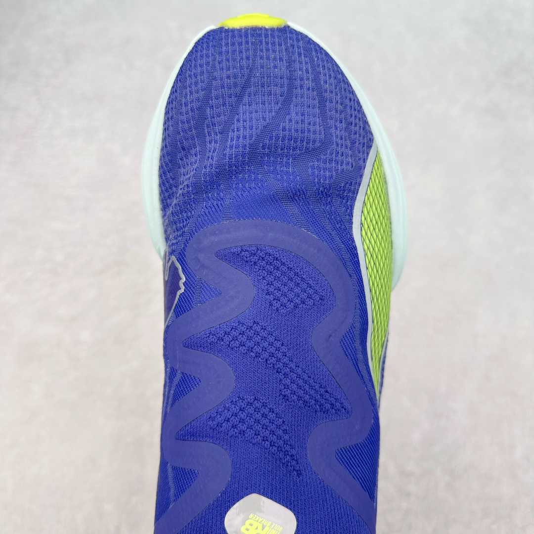 图片[4]-PUMA Fast-R Nitro Elite 彪马系带织物减震防滑耐磨碳板低帮跑步鞋 1、随着竞速跑鞋市场竞争愈发激烈，多数品牌都已经告别了材料和科技堆砌的阶段，进入到在已有科技基础上的精细研磨阶段，如何将新的材料和技术用更合理的工艺为跑鞋带来卓越性能和轻弹脚感成为主要趋势，经过一年的沉淀迭代，PUMA 最新一代比赛日竞速鞋 FAST-R 2 NITRO™ ELITE 正式发布。 2、昨日的蒸蒸日上迎新跑中，沙宇超和陈为芬二人上脚的正是这款鞋，这也是 Fast-R 2 在国内的首次亮相。 3、日本最负盛名的国民接力赛事箱根驿传 100 周年的比赛激战正酣，PUMA 为此也特意推出了 1000 双限量版配色 Fast-R 2 NITRO™ Elite Ekiden Rush。 4、跑野开箱的正是其中一双，箱根无弱旅，在今天的箱根驿传比赛中，参赛队伍立教大学（Rikkyo Univeristy）正是由 PUMA 赞助，这双箱根款鞋身外侧有明显的箱根 100 周年标志，鞋身内侧的接力襷带，则是与赛场上奔跑的立教大学队员们参赛服装的主题色紫色一致，这一设计也扣住了箱根驿传的精华，那就是年轻人最纯粹的极速奔跑以及在一根襷带上的母校荣耀。 5、整体外观方面，前后跟分离式的标志性设计得到延续，中间则是通过 PWRPLATE 碳板相互连接，但这一代碳板延伸面积扩展至脚趾外侧区域，增加了触地面积和区间，为跑动带来更好过渡并在离地时提供更强推动力。 6、厚度方面，Fast-R 2 鞋底厚度顶到了符合正式比赛规定的最大厚度（40 mm）限值，由此得到了缓震与回弹性能最大限度的提升。 7、中底方面，采用 PUMA 最顶级的 NITRO™ ELITE 氮气缓震科技，保证缓冲的基础上追求极致轻量化，与前代产品相比，Fast-R 2 能量存储增加 22%，能量回馈增加46%。 8、两个数值的大幅提升带来的脚感会截然不同，Fast-R 2 有着更轻盈且更经济的跑动反馈，用一个直观数据量化：对一位 230 的马拉松选手来说，这双鞋能节省 1 分 23 秒的完赛时间。 9、鞋面方面，采用新一代 ULTRAWEAVE 鞋面，比上一代鞋面材料轻 20%，内侧仍旧搭载 PWRTAPE 加强筋，确保跑动过程中的轻盈贴合与稳固支撑。 10、大底方面，PUMAGRIP 外底可以应对不同路面，水泥路、柏油路、湿滑地面都有出色的止滑和抓地性能。 11、穿上这双 Fast-R 2，在比赛日也能跑出美洲狮一样迅捷的步伐。 尺码：36 36.5 37.5 38 38.5 39 40 40.5 41 42 42.5 43 44 44.5 45-选品中心