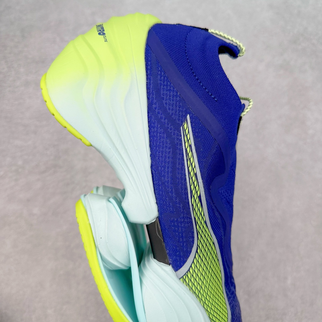 图片[6]-PUMA Fast-R Nitro Elite 彪马系带织物减震防滑耐磨碳板低帮跑步鞋 1、随着竞速跑鞋市场竞争愈发激烈，多数品牌都已经告别了材料和科技堆砌的阶段，进入到在已有科技基础上的精细研磨阶段，如何将新的材料和技术用更合理的工艺为跑鞋带来卓越性能和轻弹脚感成为主要趋势，经过一年的沉淀迭代，PUMA 最新一代比赛日竞速鞋 FAST-R 2 NITRO™ ELITE 正式发布。 2、昨日的蒸蒸日上迎新跑中，沙宇超和陈为芬二人上脚的正是这款鞋，这也是 Fast-R 2 在国内的首次亮相。 3、日本最负盛名的国民接力赛事箱根驿传 100 周年的比赛激战正酣，PUMA 为此也特意推出了 1000 双限量版配色 Fast-R 2 NITRO™ Elite Ekiden Rush。 4、跑野开箱的正是其中一双，箱根无弱旅，在今天的箱根驿传比赛中，参赛队伍立教大学（Rikkyo Univeristy）正是由 PUMA 赞助，这双箱根款鞋身外侧有明显的箱根 100 周年标志，鞋身内侧的接力襷带，则是与赛场上奔跑的立教大学队员们参赛服装的主题色紫色一致，这一设计也扣住了箱根驿传的精华，那就是年轻人最纯粹的极速奔跑以及在一根襷带上的母校荣耀。 5、整体外观方面，前后跟分离式的标志性设计得到延续，中间则是通过 PWRPLATE 碳板相互连接，但这一代碳板延伸面积扩展至脚趾外侧区域，增加了触地面积和区间，为跑动带来更好过渡并在离地时提供更强推动力。 6、厚度方面，Fast-R 2 鞋底厚度顶到了符合正式比赛规定的最大厚度（40 mm）限值，由此得到了缓震与回弹性能最大限度的提升。 7、中底方面，采用 PUMA 最顶级的 NITRO™ ELITE 氮气缓震科技，保证缓冲的基础上追求极致轻量化，与前代产品相比，Fast-R 2 能量存储增加 22%，能量回馈增加46%。 8、两个数值的大幅提升带来的脚感会截然不同，Fast-R 2 有着更轻盈且更经济的跑动反馈，用一个直观数据量化：对一位 230 的马拉松选手来说，这双鞋能节省 1 分 23 秒的完赛时间。 9、鞋面方面，采用新一代 ULTRAWEAVE 鞋面，比上一代鞋面材料轻 20%，内侧仍旧搭载 PWRTAPE 加强筋，确保跑动过程中的轻盈贴合与稳固支撑。 10、大底方面，PUMAGRIP 外底可以应对不同路面，水泥路、柏油路、湿滑地面都有出色的止滑和抓地性能。 11、穿上这双 Fast-R 2，在比赛日也能跑出美洲狮一样迅捷的步伐。 尺码：36 36.5 37.5 38 38.5 39 40 40.5 41 42 42.5 43 44 44.5 45-选品中心