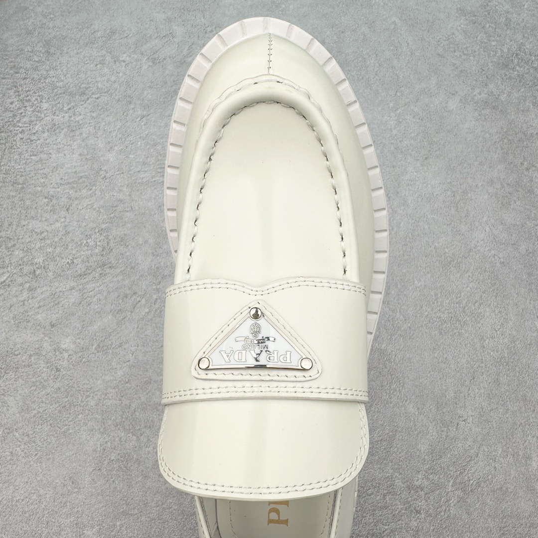 图片[4]-PRADAN 2023年春夏最好的穿的乐福鞋 没有之一鞋型秀气大方 三角标加持 高级感拉满 无论日常通勤还是小场合都能穿出气场意大利著名的奢侈品品牌 普拉达这款牛皮面演绎prada式的黑暗优雅风情 鞋头很是秀气 鞋楦的复古与时尚平衡的非常好 没有平时别的款式的呆板整体是休闲时尚风 风格简约大方 舒适轻便 小牛皮鞋面超级软触感亲肤而光滑 很显质感也很好打理 设计摆脱路人感 打破沉闷单调 真的超级清秀百搭 而且这款增高效果一绝 特别有英伦风但又不是太过于复古的也很符合都市年轻人的审美 尺码：35 36 37 38 39 40-选品中心