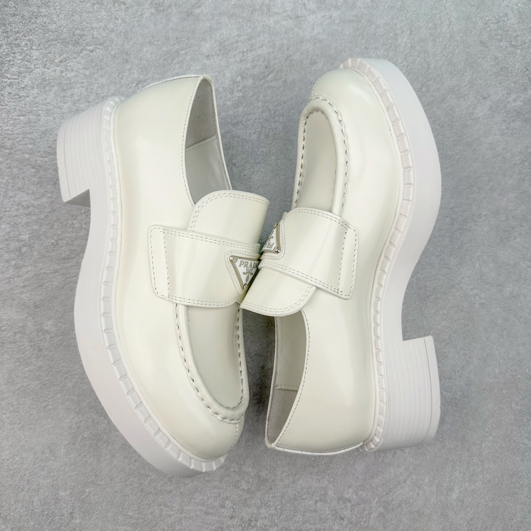 图片[3]-PRADAN 2023年春夏最好的穿的乐福鞋 没有之一鞋型秀气大方 三角标加持 高级感拉满 无论日常通勤还是小场合都能穿出气场意大利著名的奢侈品品牌 普拉达这款牛皮面演绎prada式的黑暗优雅风情 鞋头很是秀气 鞋楦的复古与时尚平衡的非常好 没有平时别的款式的呆板整体是休闲时尚风 风格简约大方 舒适轻便 小牛皮鞋面超级软触感亲肤而光滑 很显质感也很好打理 设计摆脱路人感 打破沉闷单调 真的超级清秀百搭 而且这款增高效果一绝 特别有英伦风但又不是太过于复古的也很符合都市年轻人的审美 尺码：35 36 37 38 39 40-选品中心