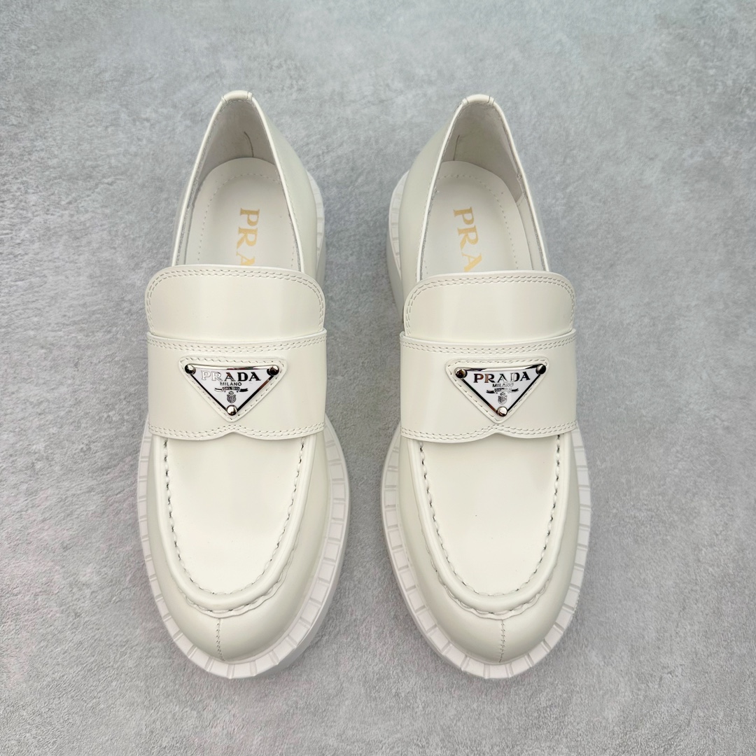 图片[2]-PRADAN 2023年春夏最好的穿的乐福鞋 没有之一鞋型秀气大方 三角标加持 高级感拉满 无论日常通勤还是小场合都能穿出气场意大利著名的奢侈品品牌 普拉达这款牛皮面演绎prada式的黑暗优雅风情 鞋头很是秀气 鞋楦的复古与时尚平衡的非常好 没有平时别的款式的呆板整体是休闲时尚风 风格简约大方 舒适轻便 小牛皮鞋面超级软触感亲肤而光滑 很显质感也很好打理 设计摆脱路人感 打破沉闷单调 真的超级清秀百搭 而且这款增高效果一绝 特别有英伦风但又不是太过于复古的也很符合都市年轻人的审美 尺码：35 36 37 38 39 40-选品中心