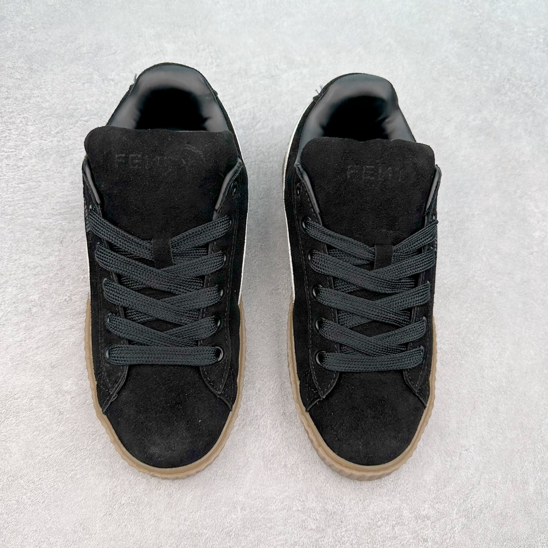 图片[2]-FENTY x PUMA 经典回归 彪马生胶低帮休闲板鞋 蕾哈娜（Rihanna）与PUMA 这波合作，推出了全新的FENTY × PUMA Creeper Phatty鞋款这双鞋子除了继承了Puma最经典的Creeper鞋款的外观，蕾哈娜还以赋予了它增大尺寸的立体廓形属性，搭配经典麂皮鞋面和填充与压花元素加持的Puma跑道Logo，鞋子的质感相当可以。细节上鞋舌处印有FENTY品牌字样，鞋带头配以金色装饰，鞋底沿用Creeper鞋型标志性的超厚橡胶外底，真的上脚即是经典在配色方面，除了经典黑白配色、还有亮眼醒目的蓝绿配色和独具个性的紫红配色提供选择。无论是多巴胺搭配还是日常经典通勤黑白灰，都能完美适配！尺码：35 35.5 36 37 37.5 38 38.5 39 40 40.5 41 42 42.5 43 44 44.5 45-选品中心