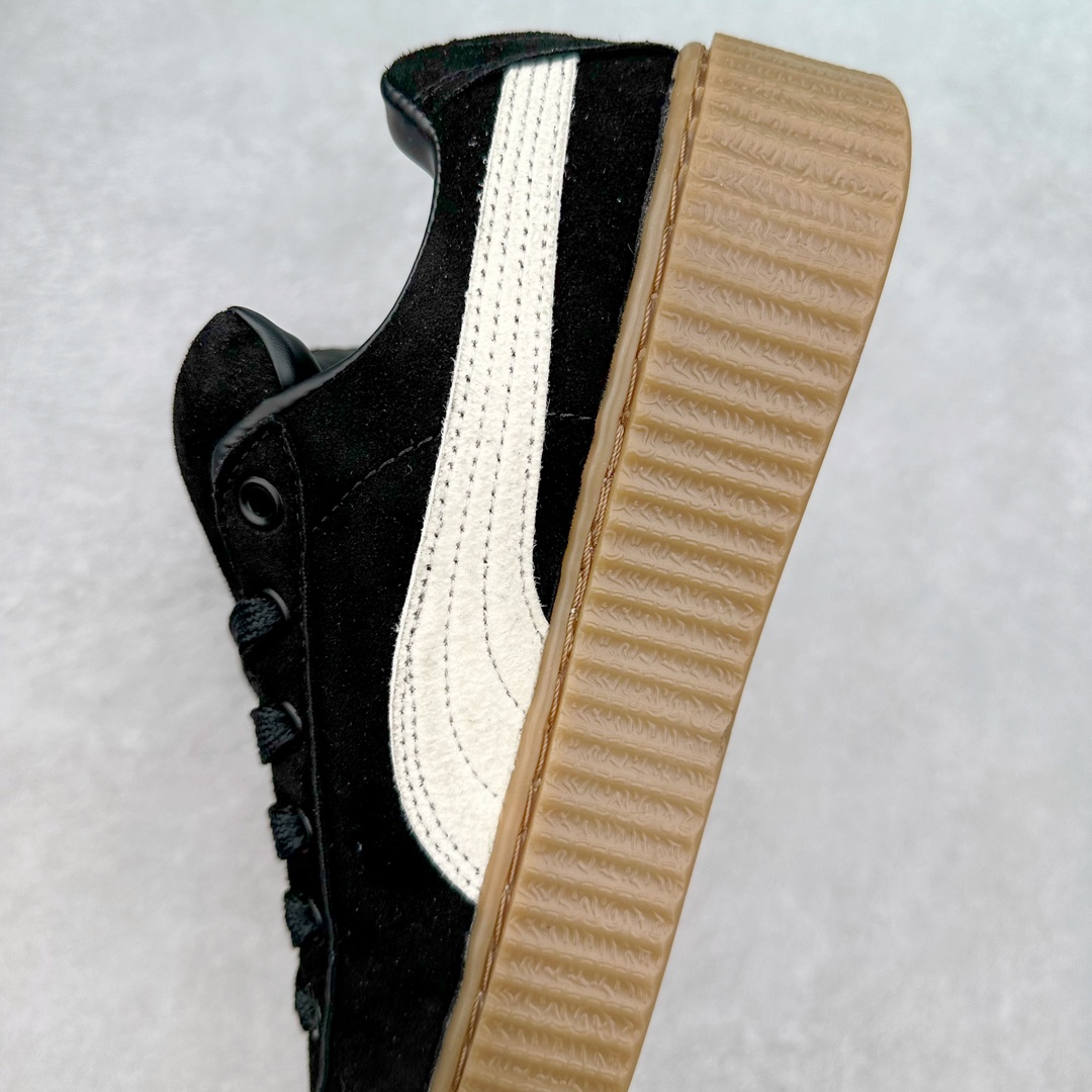 图片[7]-FENTY x PUMA 经典回归 彪马生胶低帮休闲板鞋 蕾哈娜（Rihanna）与PUMA 这波合作，推出了全新的FENTY × PUMA Creeper Phatty鞋款这双鞋子除了继承了Puma最经典的Creeper鞋款的外观，蕾哈娜还以赋予了它增大尺寸的立体廓形属性，搭配经典麂皮鞋面和填充与压花元素加持的Puma跑道Logo，鞋子的质感相当可以。细节上鞋舌处印有FENTY品牌字样，鞋带头配以金色装饰，鞋底沿用Creeper鞋型标志性的超厚橡胶外底，真的上脚即是经典在配色方面，除了经典黑白配色、还有亮眼醒目的蓝绿配色和独具个性的紫红配色提供选择。无论是多巴胺搭配还是日常经典通勤黑白灰，都能完美适配！尺码：35 35.5 36 37 37.5 38 38.5 39 40 40.5 41 42 42.5 43 44 44.5 45-选品中心