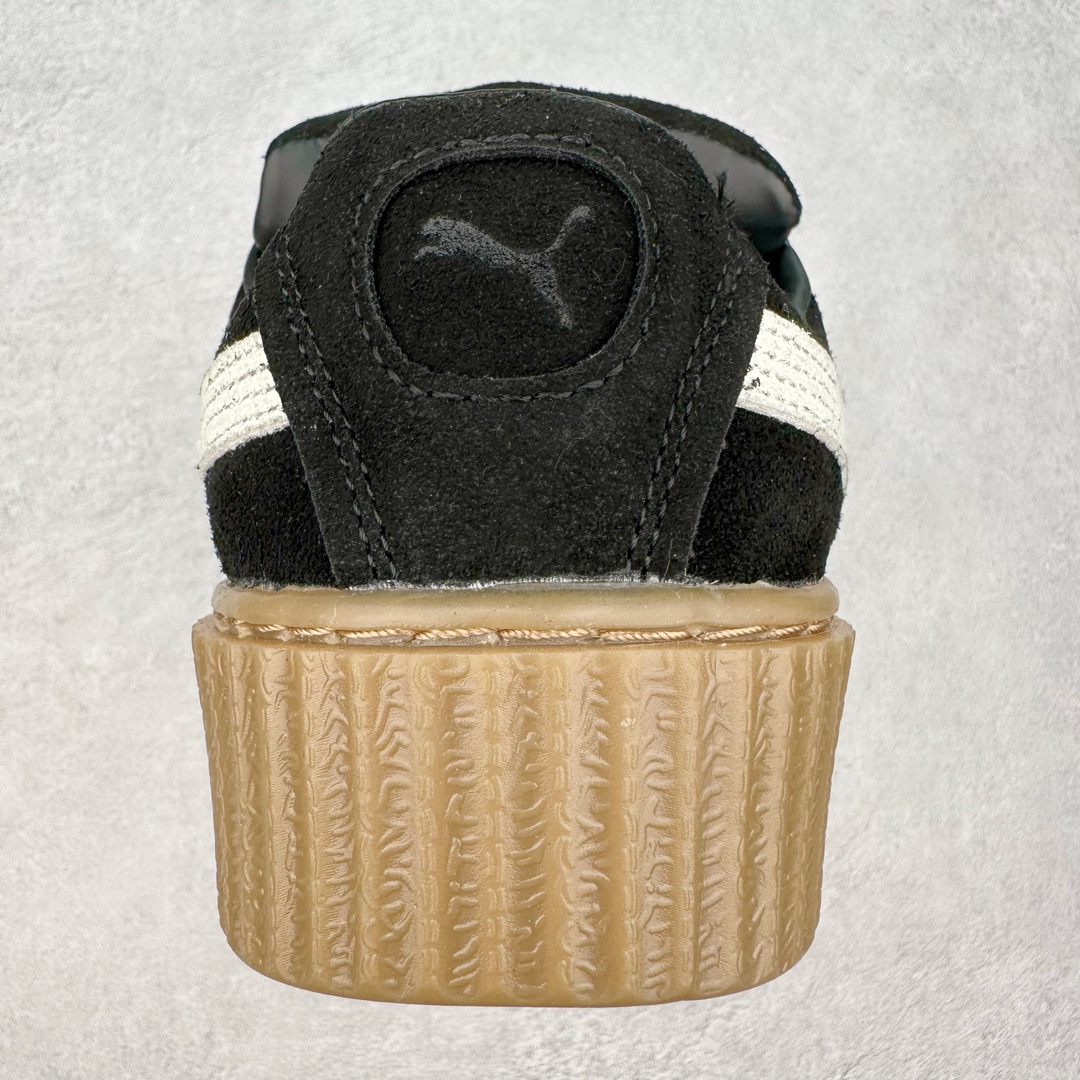 图片[8]-FENTY x PUMA 经典回归 彪马生胶低帮休闲板鞋 蕾哈娜（Rihanna）与PUMA 这波合作，推出了全新的FENTY × PUMA Creeper Phatty鞋款这双鞋子除了继承了Puma最经典的Creeper鞋款的外观，蕾哈娜还以赋予了它增大尺寸的立体廓形属性，搭配经典麂皮鞋面和填充与压花元素加持的Puma跑道Logo，鞋子的质感相当可以。细节上鞋舌处印有FENTY品牌字样，鞋带头配以金色装饰，鞋底沿用Creeper鞋型标志性的超厚橡胶外底，真的上脚即是经典在配色方面，除了经典黑白配色、还有亮眼醒目的蓝绿配色和独具个性的紫红配色提供选择。无论是多巴胺搭配还是日常经典通勤黑白灰，都能完美适配！尺码：35 35.5 36 37 37.5 38 38.5 39 40 40.5 41 42 42.5 43 44 44.5 45-选品中心