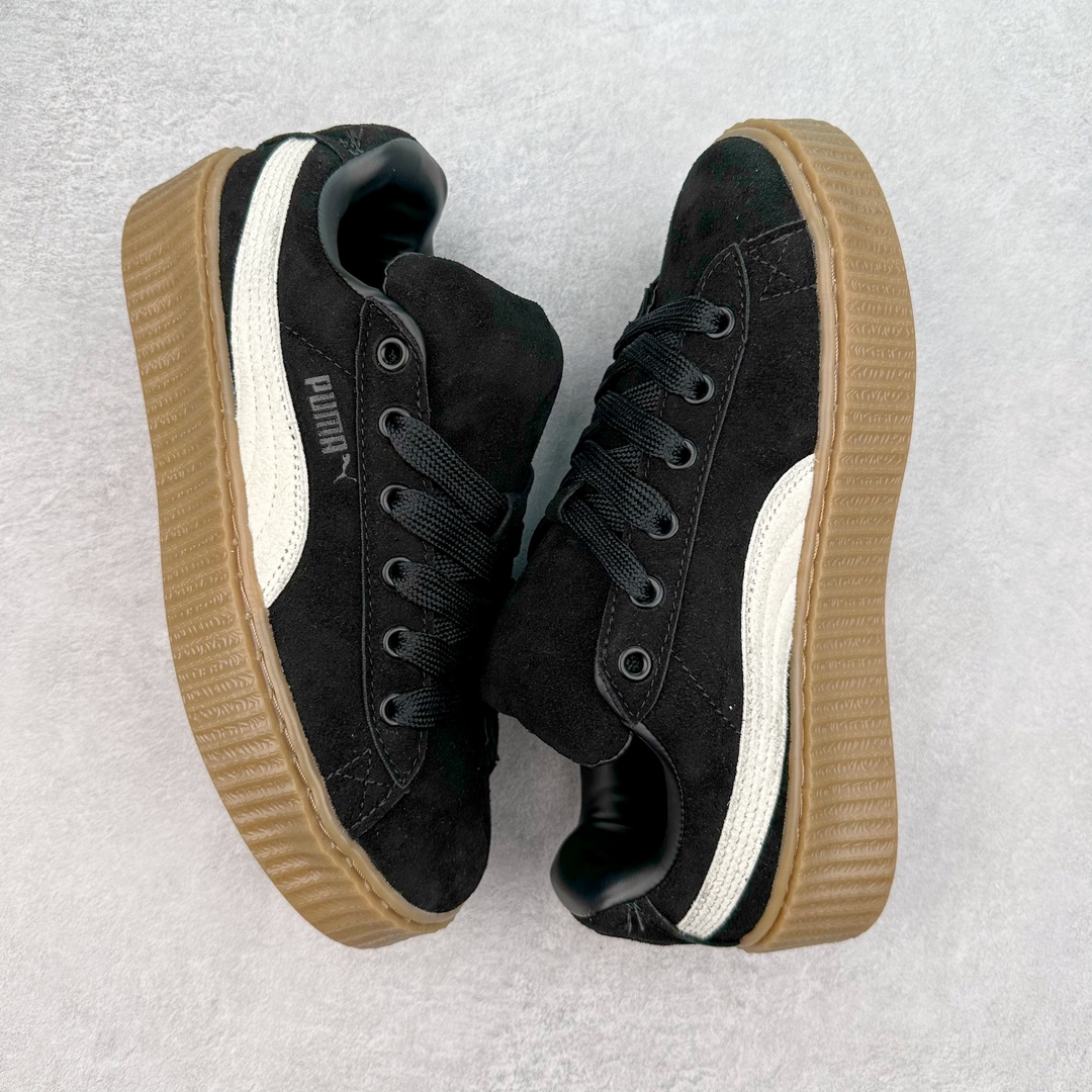 图片[3]-FENTY x PUMA 经典回归 彪马生胶低帮休闲板鞋 蕾哈娜（Rihanna）与PUMA 这波合作，推出了全新的FENTY × PUMA Creeper Phatty鞋款这双鞋子除了继承了Puma最经典的Creeper鞋款的外观，蕾哈娜还以赋予了它增大尺寸的立体廓形属性，搭配经典麂皮鞋面和填充与压花元素加持的Puma跑道Logo，鞋子的质感相当可以。细节上鞋舌处印有FENTY品牌字样，鞋带头配以金色装饰，鞋底沿用Creeper鞋型标志性的超厚橡胶外底，真的上脚即是经典在配色方面，除了经典黑白配色、还有亮眼醒目的蓝绿配色和独具个性的紫红配色提供选择。无论是多巴胺搭配还是日常经典通勤黑白灰，都能完美适配！尺码：35 35.5 36 37 37.5 38 38.5 39 40 40.5 41 42 42.5 43 44 44.5 45-选品中心