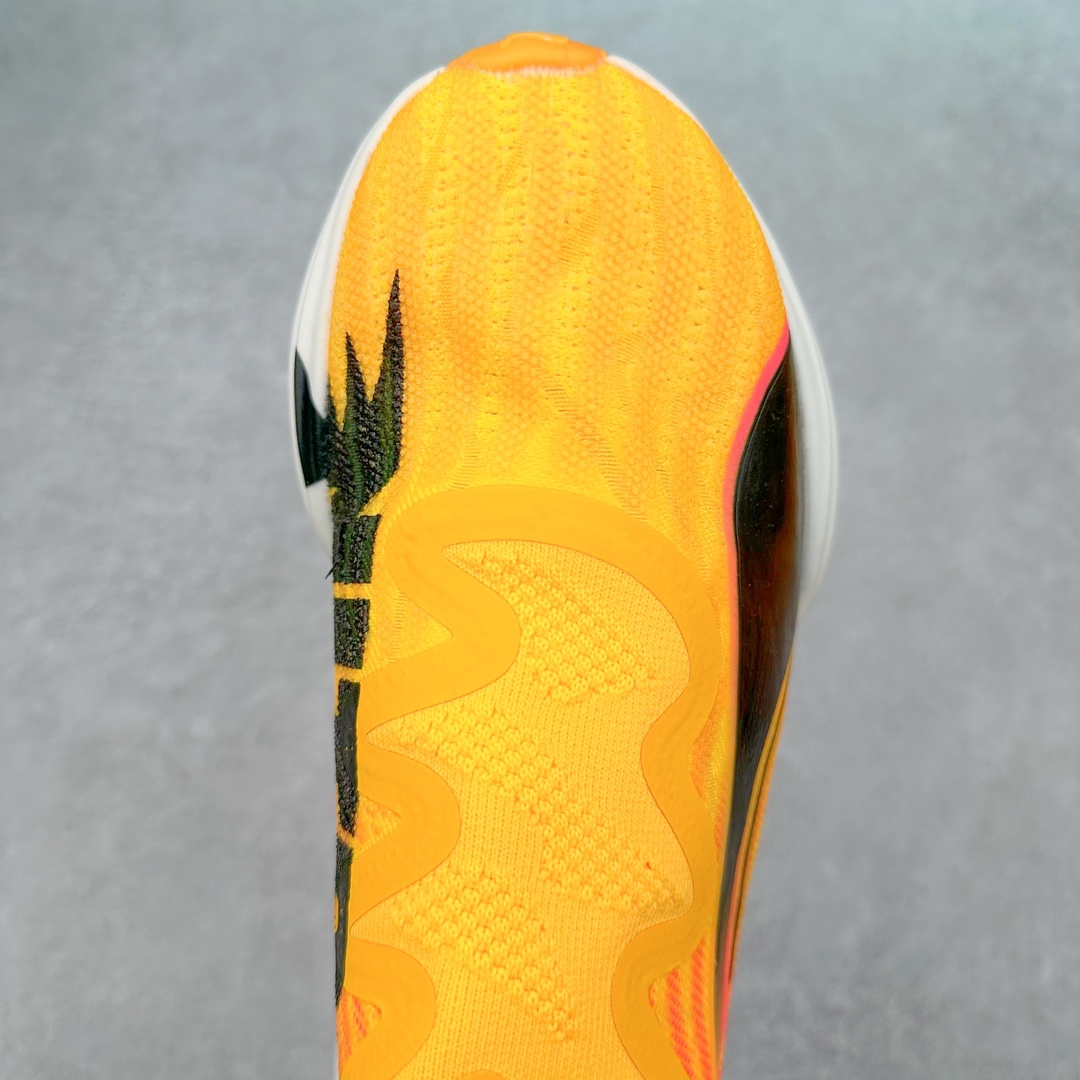 图片[4]-PUMA Fast-R Nitro Elite 彪马系带织物减震防滑耐磨碳板低帮跑步鞋 1、随着竞速跑鞋市场竞争愈发激烈，多数品牌都已经告别了材料和科技堆砌的阶段，进入到在已有科技基础上的精细研磨阶段，如何将新的材料和技术用更合理的工艺为跑鞋带来卓越性能和轻弹脚感成为主要趋势，经过一年的沉淀迭代，PUMA 最新一代比赛日竞速鞋 FAST-R 2 NITRO™ ELITE 正式发布。 2、昨日的蒸蒸日上迎新跑中，沙宇超和陈为芬二人上脚的正是这款鞋，这也是 Fast-R 2 在国内的首次亮相。 3、日本最负盛名的国民接力赛事箱根驿传 100 周年的比赛激战正酣，PUMA 为此也特意推出了 1000 双限量版配色 Fast-R 2 NITRO™ Elite Ekiden Rush。 4、跑野开箱的正是其中一双，箱根无弱旅，在今天的箱根驿传比赛中，参赛队伍立教大学（Rikkyo Univeristy）正是由 PUMA 赞助，这双箱根款鞋身外侧有明显的箱根 100 周年标志，鞋身内侧的接力襷带，则是与赛场上奔跑的立教大学队员们参赛服装的主题色紫色一致，这一设计也扣住了箱根驿传的精华，那就是年轻人最纯粹的极速奔跑以及在一根襷带上的母校荣耀。 5、整体外观方面，前后跟分离式的标志性设计得到延续，中间则是通过 PWRPLATE 碳板相互连接，但这一代碳板延伸面积扩展至脚趾外侧区域，增加了触地面积和区间，为跑动带来更好过渡并在离地时提供更强推动力。 6、厚度方面，Fast-R 2 鞋底厚度顶到了符合正式比赛规定的最大厚度（40 mm）限值，由此得到了缓震与回弹性能最大限度的提升。 7、中底方面，采用 PUMA 最顶级的 NITRO™ ELITE 氮气缓震科技，保证缓冲的基础上追求极致轻量化，与前代产品相比，Fast-R 2 能量存储增加 22%，能量回馈增加46%。 8、两个数值的大幅提升带来的脚感会截然不同，Fast-R 2 有着更轻盈且更经济的跑动反馈，用一个直观数据量化：对一位 230 的马拉松选手来说，这双鞋能节省 1 分 23 秒的完赛时间。 9、鞋面方面，采用新一代 ULTRAWEAVE 鞋面，比上一代鞋面材料轻 20%，内侧仍旧搭载 PWRTAPE 加强筋，确保跑动过程中的轻盈贴合与稳固支撑。 10、大底方面，PUMAGRIP 外底可以应对不同路面，水泥路、柏油路、湿滑地面都有出色的止滑和抓地性能。 11、穿上这双 Fast-R 2，在比赛日也能跑出美洲狮一样迅捷的步伐。 尺码：36 36.5 37.5 38 38.5 39 40 40.5 41 42 42.5 43 44 44.5 45-选品中心