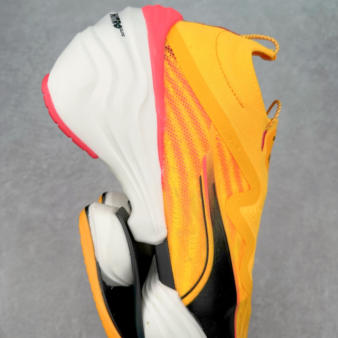 图片[6]-PUMA Fast-R Nitro Elite 彪马系带织物减震防滑耐磨碳板低帮跑步鞋 1、随着竞速跑鞋市场竞争愈发激烈，多数品牌都已经告别了材料和科技堆砌的阶段，进入到在已有科技基础上的精细研磨阶段，如何将新的材料和技术用更合理的工艺为跑鞋带来卓越性能和轻弹脚感成为主要趋势，经过一年的沉淀迭代，PUMA 最新一代比赛日竞速鞋 FAST-R 2 NITRO™ ELITE 正式发布。 2、昨日的蒸蒸日上迎新跑中，沙宇超和陈为芬二人上脚的正是这款鞋，这也是 Fast-R 2 在国内的首次亮相。 3、日本最负盛名的国民接力赛事箱根驿传 100 周年的比赛激战正酣，PUMA 为此也特意推出了 1000 双限量版配色 Fast-R 2 NITRO™ Elite Ekiden Rush。 4、跑野开箱的正是其中一双，箱根无弱旅，在今天的箱根驿传比赛中，参赛队伍立教大学（Rikkyo Univeristy）正是由 PUMA 赞助，这双箱根款鞋身外侧有明显的箱根 100 周年标志，鞋身内侧的接力襷带，则是与赛场上奔跑的立教大学队员们参赛服装的主题色紫色一致，这一设计也扣住了箱根驿传的精华，那就是年轻人最纯粹的极速奔跑以及在一根襷带上的母校荣耀。 5、整体外观方面，前后跟分离式的标志性设计得到延续，中间则是通过 PWRPLATE 碳板相互连接，但这一代碳板延伸面积扩展至脚趾外侧区域，增加了触地面积和区间，为跑动带来更好过渡并在离地时提供更强推动力。 6、厚度方面，Fast-R 2 鞋底厚度顶到了符合正式比赛规定的最大厚度（40 mm）限值，由此得到了缓震与回弹性能最大限度的提升。 7、中底方面，采用 PUMA 最顶级的 NITRO™ ELITE 氮气缓震科技，保证缓冲的基础上追求极致轻量化，与前代产品相比，Fast-R 2 能量存储增加 22%，能量回馈增加46%。 8、两个数值的大幅提升带来的脚感会截然不同，Fast-R 2 有着更轻盈且更经济的跑动反馈，用一个直观数据量化：对一位 230 的马拉松选手来说，这双鞋能节省 1 分 23 秒的完赛时间。 9、鞋面方面，采用新一代 ULTRAWEAVE 鞋面，比上一代鞋面材料轻 20%，内侧仍旧搭载 PWRTAPE 加强筋，确保跑动过程中的轻盈贴合与稳固支撑。 10、大底方面，PUMAGRIP 外底可以应对不同路面，水泥路、柏油路、湿滑地面都有出色的止滑和抓地性能。 11、穿上这双 Fast-R 2，在比赛日也能跑出美洲狮一样迅捷的步伐。 尺码：36 36.5 37.5 38 38.5 39 40 40.5 41 42 42.5 43 44 44.5 45-选品中心