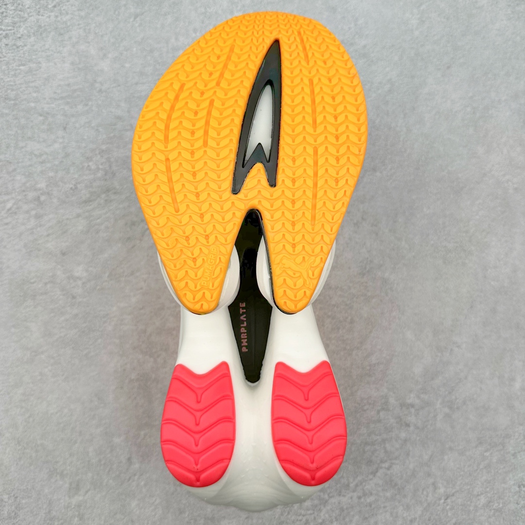 图片[9]-PUMA Fast-R Nitro Elite 彪马系带织物减震防滑耐磨碳板低帮跑步鞋 1、随着竞速跑鞋市场竞争愈发激烈，多数品牌都已经告别了材料和科技堆砌的阶段，进入到在已有科技基础上的精细研磨阶段，如何将新的材料和技术用更合理的工艺为跑鞋带来卓越性能和轻弹脚感成为主要趋势，经过一年的沉淀迭代，PUMA 最新一代比赛日竞速鞋 FAST-R 2 NITRO™ ELITE 正式发布。 2、昨日的蒸蒸日上迎新跑中，沙宇超和陈为芬二人上脚的正是这款鞋，这也是 Fast-R 2 在国内的首次亮相。 3、日本最负盛名的国民接力赛事箱根驿传 100 周年的比赛激战正酣，PUMA 为此也特意推出了 1000 双限量版配色 Fast-R 2 NITRO™ Elite Ekiden Rush。 4、跑野开箱的正是其中一双，箱根无弱旅，在今天的箱根驿传比赛中，参赛队伍立教大学（Rikkyo Univeristy）正是由 PUMA 赞助，这双箱根款鞋身外侧有明显的箱根 100 周年标志，鞋身内侧的接力襷带，则是与赛场上奔跑的立教大学队员们参赛服装的主题色紫色一致，这一设计也扣住了箱根驿传的精华，那就是年轻人最纯粹的极速奔跑以及在一根襷带上的母校荣耀。 5、整体外观方面，前后跟分离式的标志性设计得到延续，中间则是通过 PWRPLATE 碳板相互连接，但这一代碳板延伸面积扩展至脚趾外侧区域，增加了触地面积和区间，为跑动带来更好过渡并在离地时提供更强推动力。 6、厚度方面，Fast-R 2 鞋底厚度顶到了符合正式比赛规定的最大厚度（40 mm）限值，由此得到了缓震与回弹性能最大限度的提升。 7、中底方面，采用 PUMA 最顶级的 NITRO™ ELITE 氮气缓震科技，保证缓冲的基础上追求极致轻量化，与前代产品相比，Fast-R 2 能量存储增加 22%，能量回馈增加46%。 8、两个数值的大幅提升带来的脚感会截然不同，Fast-R 2 有着更轻盈且更经济的跑动反馈，用一个直观数据量化：对一位 230 的马拉松选手来说，这双鞋能节省 1 分 23 秒的完赛时间。 9、鞋面方面，采用新一代 ULTRAWEAVE 鞋面，比上一代鞋面材料轻 20%，内侧仍旧搭载 PWRTAPE 加强筋，确保跑动过程中的轻盈贴合与稳固支撑。 10、大底方面，PUMAGRIP 外底可以应对不同路面，水泥路、柏油路、湿滑地面都有出色的止滑和抓地性能。 11、穿上这双 Fast-R 2，在比赛日也能跑出美洲狮一样迅捷的步伐。 尺码：36 36.5 37.5 38 38.5 39 40 40.5 41 42 42.5 43 44 44.5 45-选品中心