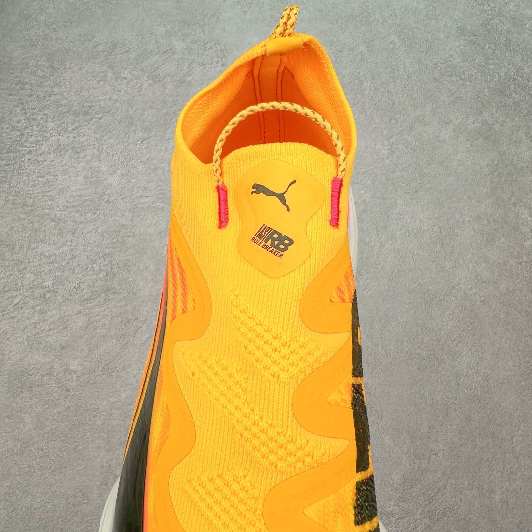 图片[5]-PUMA Fast-R Nitro Elite 彪马系带织物减震防滑耐磨碳板低帮跑步鞋 1、随着竞速跑鞋市场竞争愈发激烈，多数品牌都已经告别了材料和科技堆砌的阶段，进入到在已有科技基础上的精细研磨阶段，如何将新的材料和技术用更合理的工艺为跑鞋带来卓越性能和轻弹脚感成为主要趋势，经过一年的沉淀迭代，PUMA 最新一代比赛日竞速鞋 FAST-R 2 NITRO™ ELITE 正式发布。 2、昨日的蒸蒸日上迎新跑中，沙宇超和陈为芬二人上脚的正是这款鞋，这也是 Fast-R 2 在国内的首次亮相。 3、日本最负盛名的国民接力赛事箱根驿传 100 周年的比赛激战正酣，PUMA 为此也特意推出了 1000 双限量版配色 Fast-R 2 NITRO™ Elite Ekiden Rush。 4、跑野开箱的正是其中一双，箱根无弱旅，在今天的箱根驿传比赛中，参赛队伍立教大学（Rikkyo Univeristy）正是由 PUMA 赞助，这双箱根款鞋身外侧有明显的箱根 100 周年标志，鞋身内侧的接力襷带，则是与赛场上奔跑的立教大学队员们参赛服装的主题色紫色一致，这一设计也扣住了箱根驿传的精华，那就是年轻人最纯粹的极速奔跑以及在一根襷带上的母校荣耀。 5、整体外观方面，前后跟分离式的标志性设计得到延续，中间则是通过 PWRPLATE 碳板相互连接，但这一代碳板延伸面积扩展至脚趾外侧区域，增加了触地面积和区间，为跑动带来更好过渡并在离地时提供更强推动力。 6、厚度方面，Fast-R 2 鞋底厚度顶到了符合正式比赛规定的最大厚度（40 mm）限值，由此得到了缓震与回弹性能最大限度的提升。 7、中底方面，采用 PUMA 最顶级的 NITRO™ ELITE 氮气缓震科技，保证缓冲的基础上追求极致轻量化，与前代产品相比，Fast-R 2 能量存储增加 22%，能量回馈增加46%。 8、两个数值的大幅提升带来的脚感会截然不同，Fast-R 2 有着更轻盈且更经济的跑动反馈，用一个直观数据量化：对一位 230 的马拉松选手来说，这双鞋能节省 1 分 23 秒的完赛时间。 9、鞋面方面，采用新一代 ULTRAWEAVE 鞋面，比上一代鞋面材料轻 20%，内侧仍旧搭载 PWRTAPE 加强筋，确保跑动过程中的轻盈贴合与稳固支撑。 10、大底方面，PUMAGRIP 外底可以应对不同路面，水泥路、柏油路、湿滑地面都有出色的止滑和抓地性能。 11、穿上这双 Fast-R 2，在比赛日也能跑出美洲狮一样迅捷的步伐。 尺码：36 36.5 37.5 38 38.5 39 40 40.5 41 42 42.5 43 44 44.5 45-选品中心